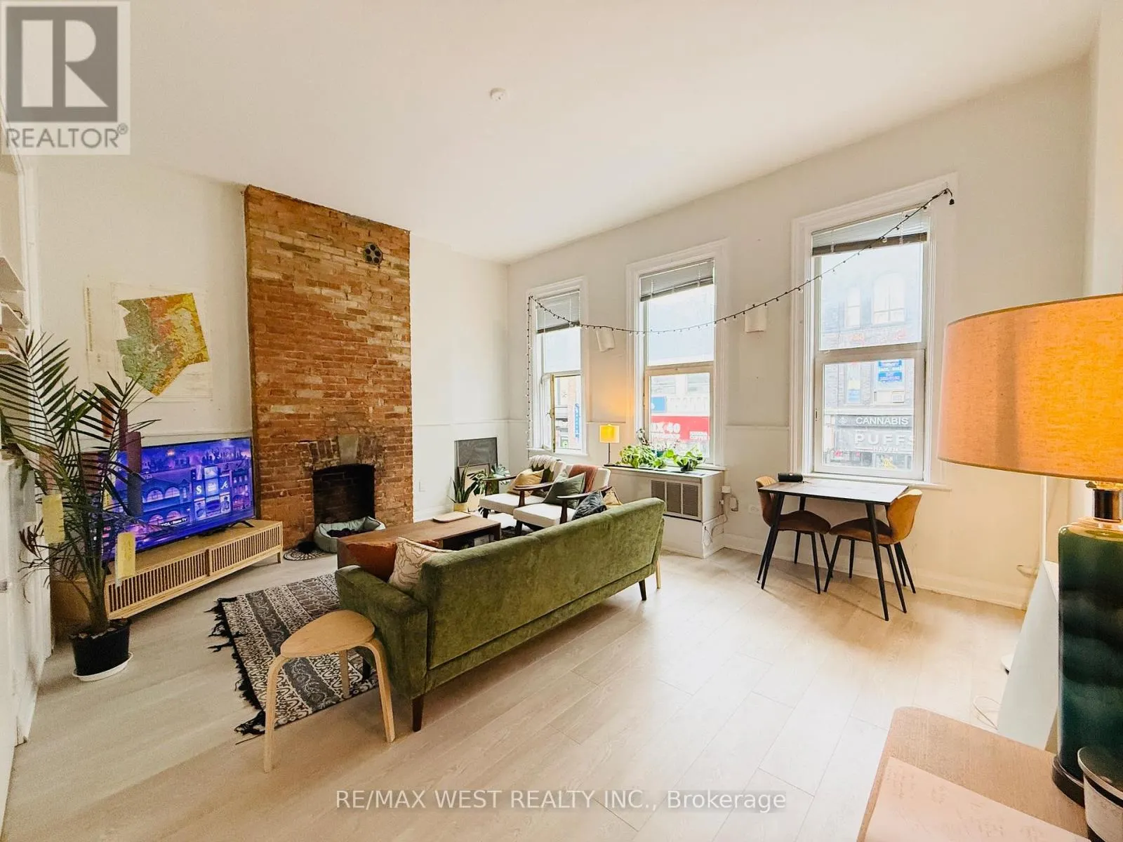2ND FLR - 588 YONGE STREET