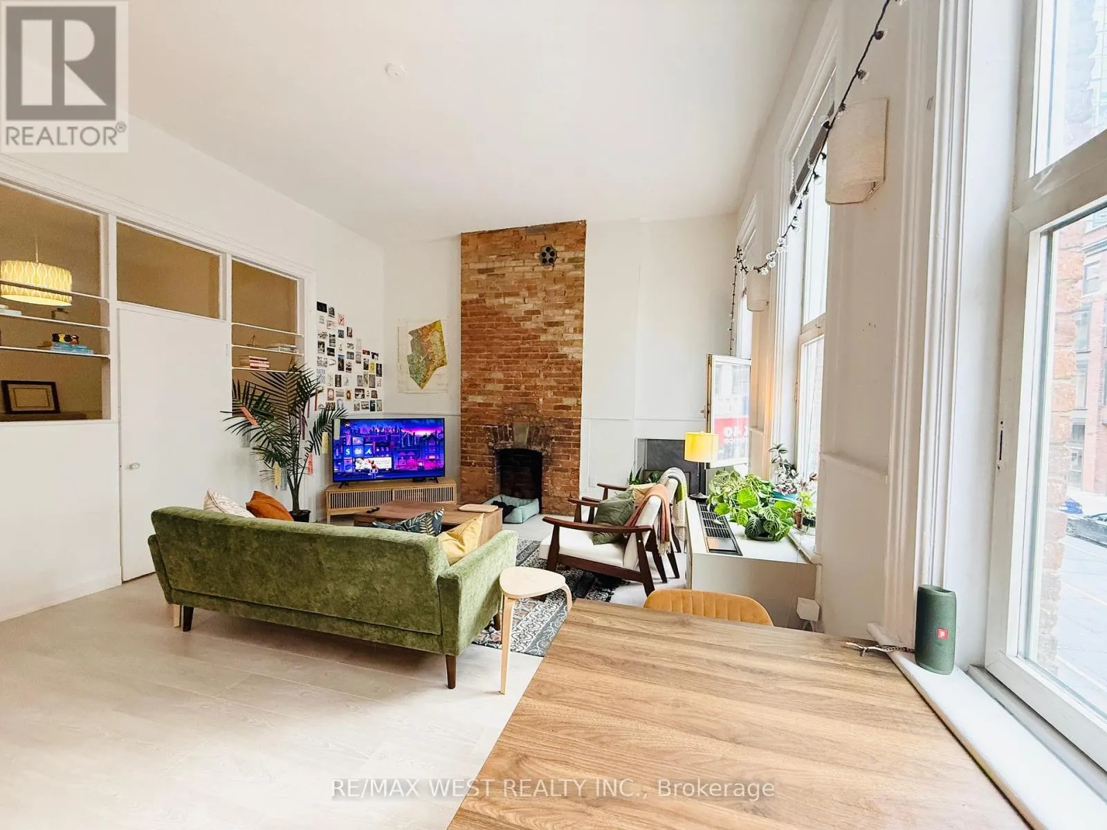 2ND FLR - 588 YONGE STREET