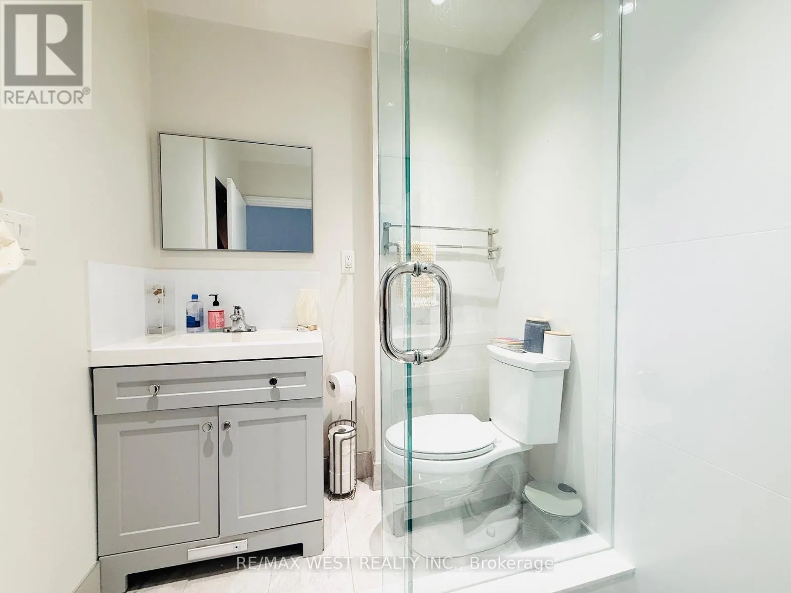 2ND FLR - 588 YONGE STREET
