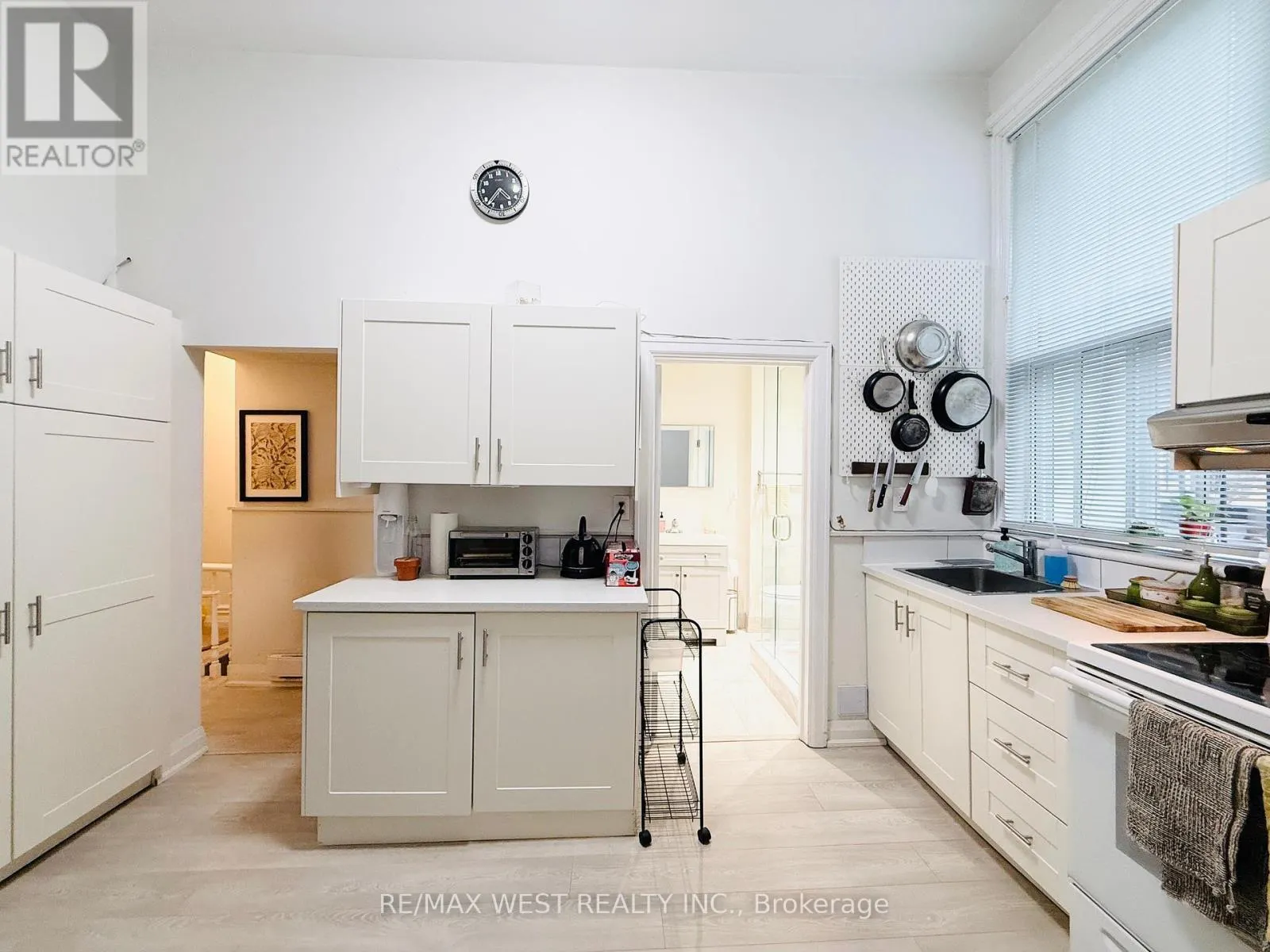 2ND FLR - 588 YONGE STREET