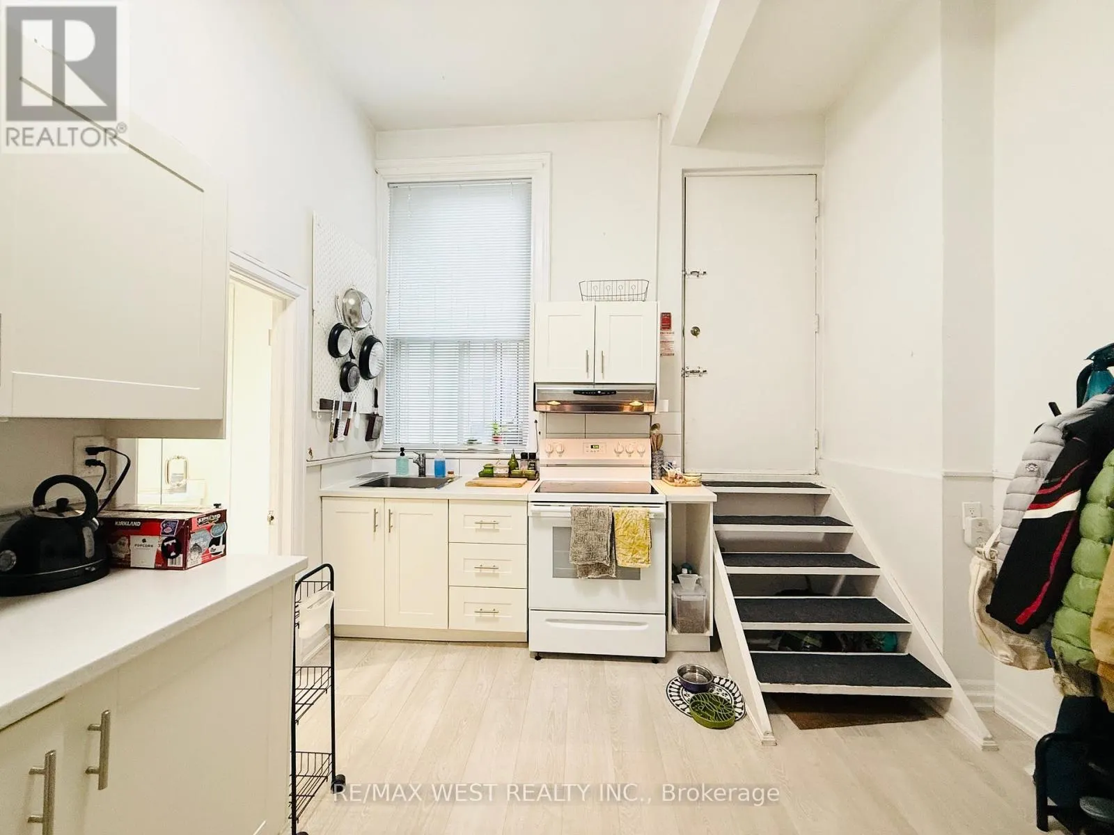 2ND FLR - 588 YONGE STREET