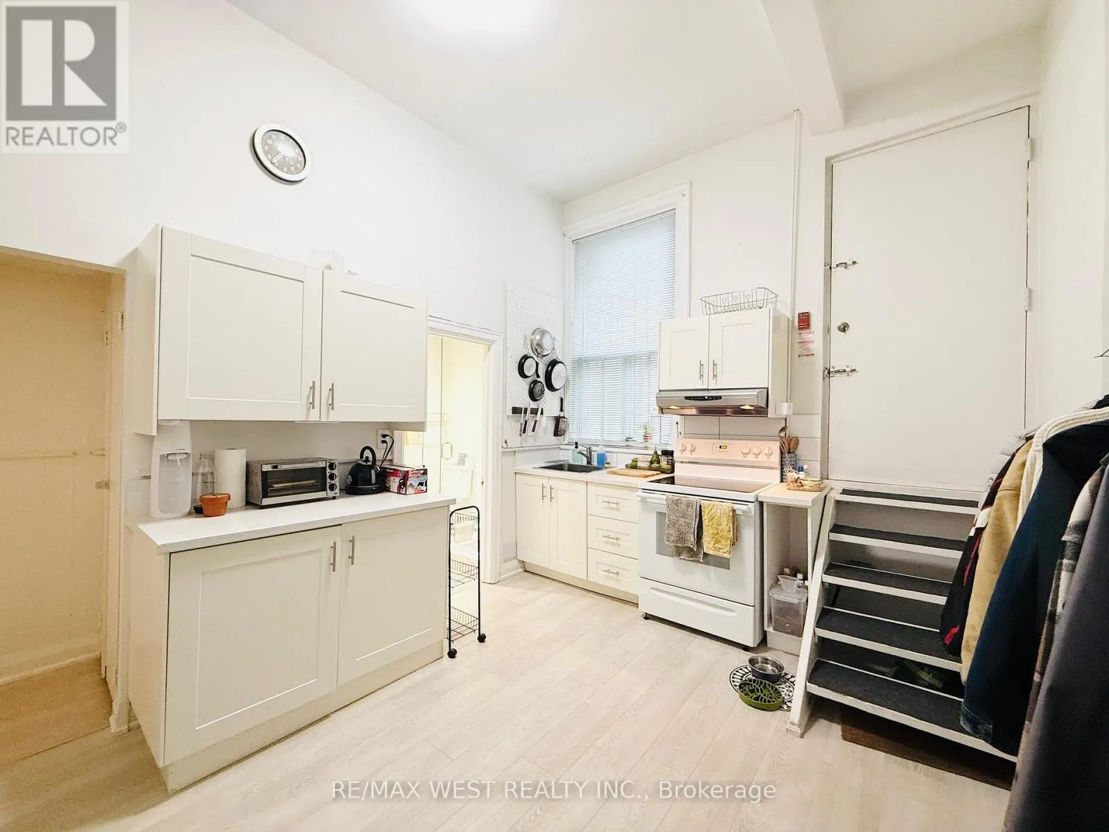 2ND FLR - 588 YONGE STREET