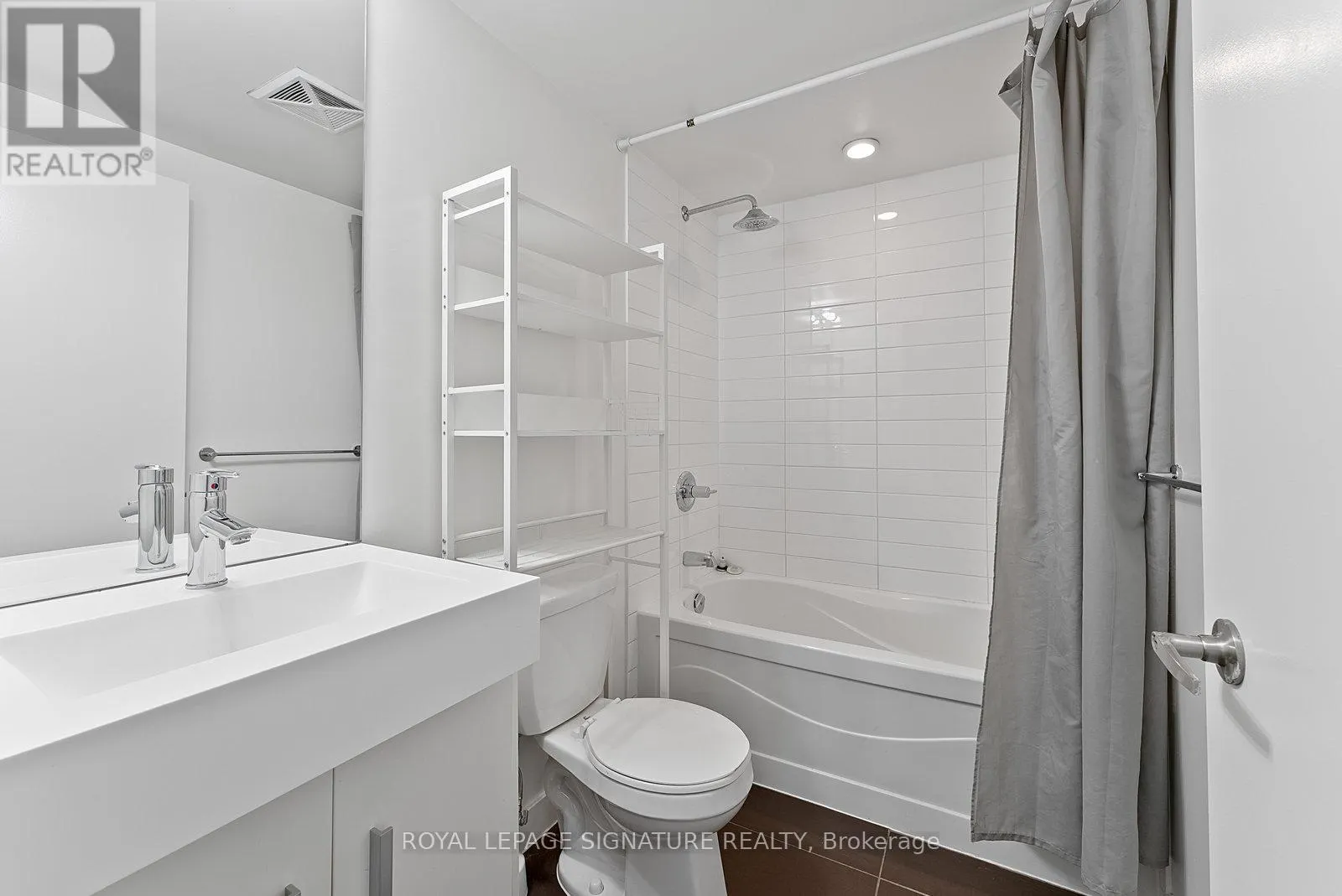725 - 38 DAN LECKIE WAY