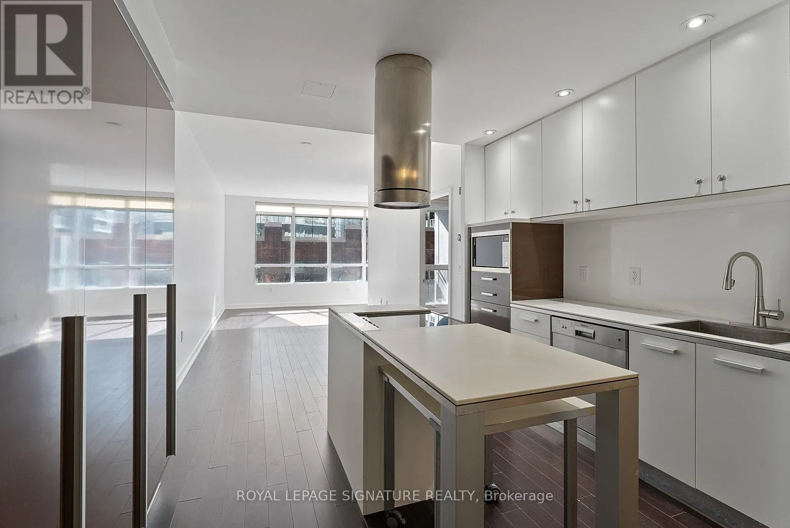 725 - 38 DAN LECKIE WAY