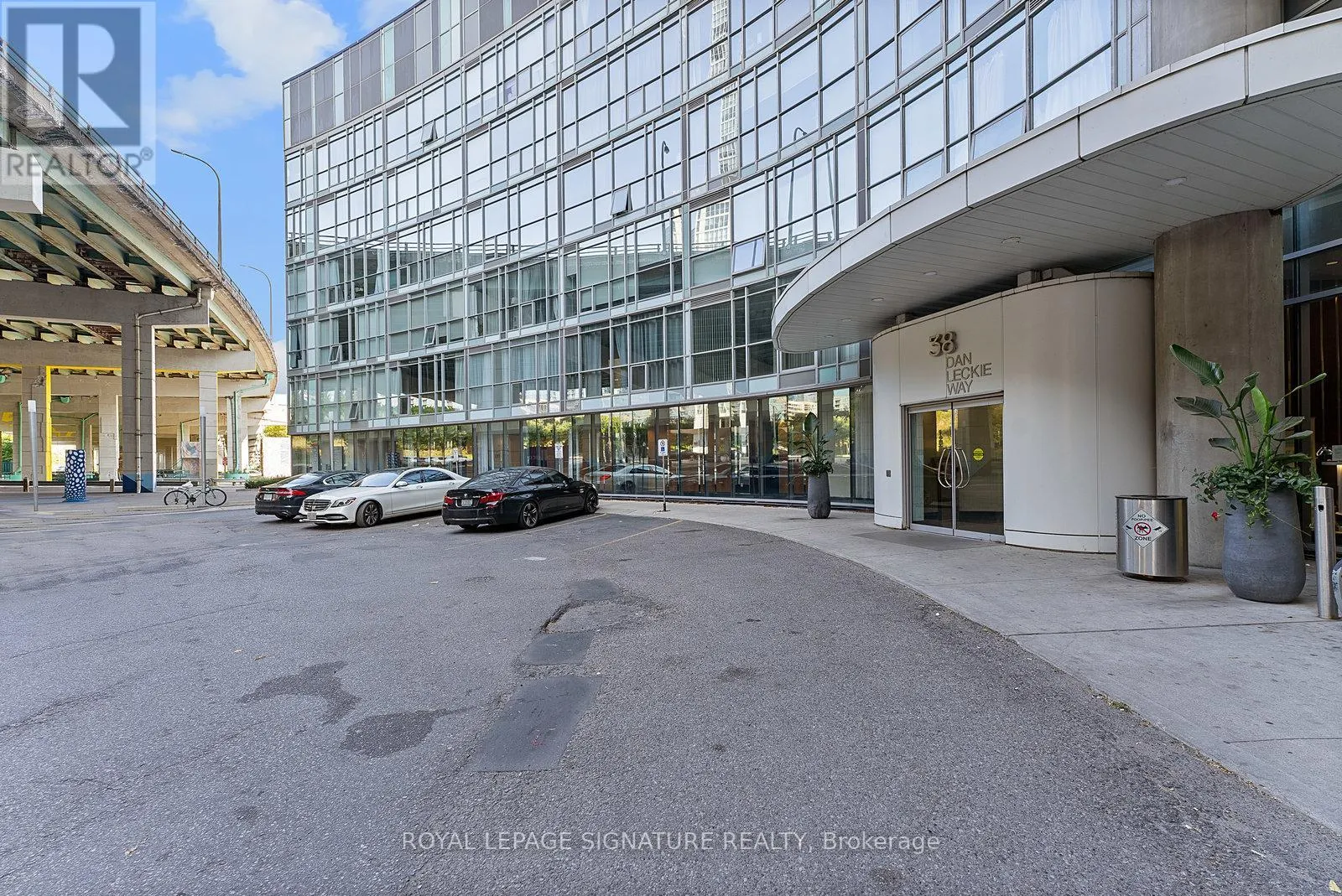 725 - 38 DAN LECKIE WAY
