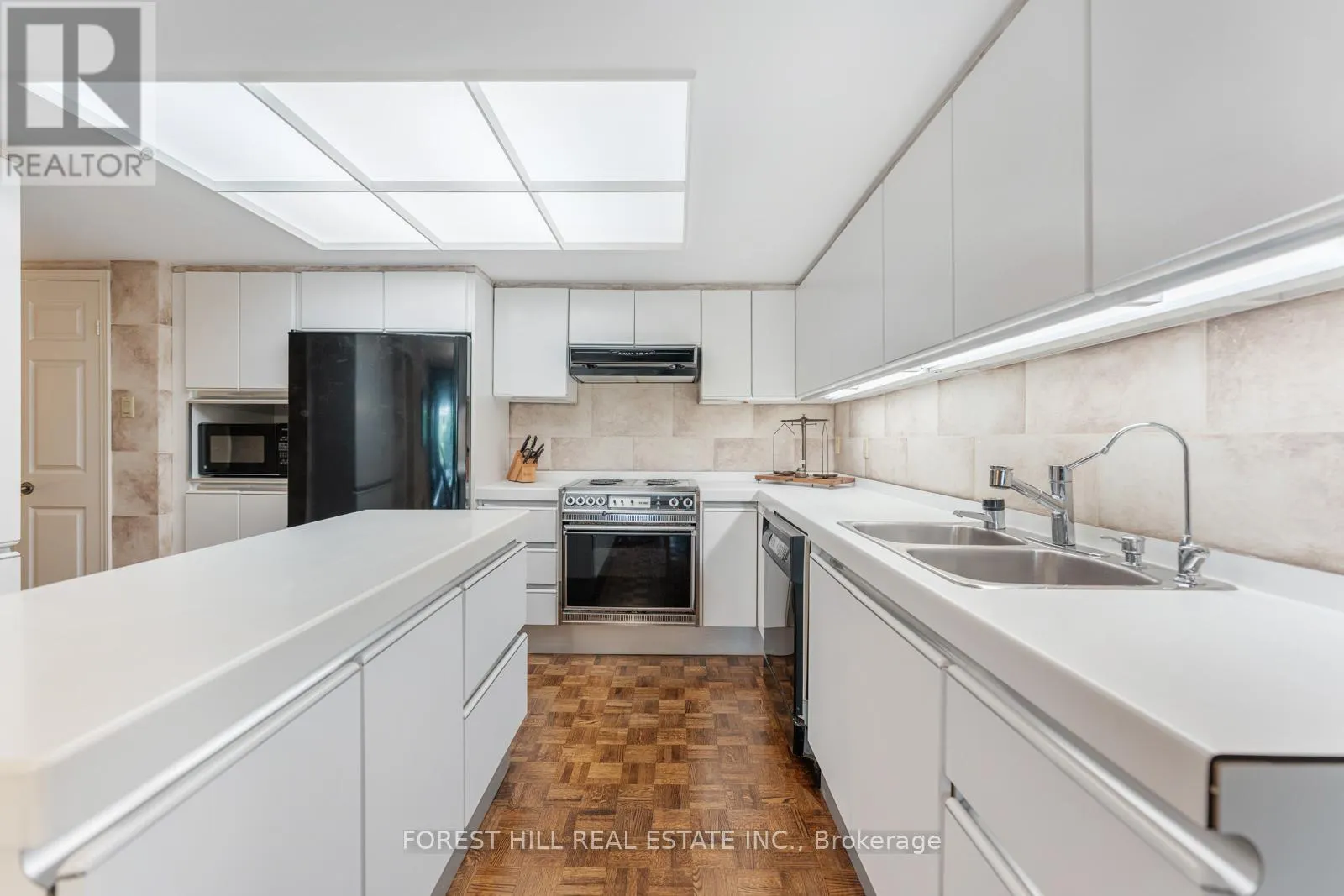 815 - 3900 YONGE STREET
