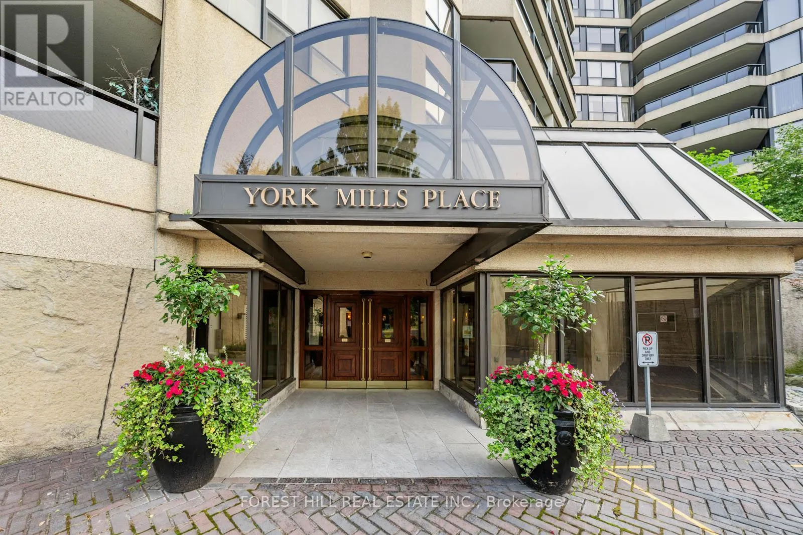 815 - 3900 YONGE STREET