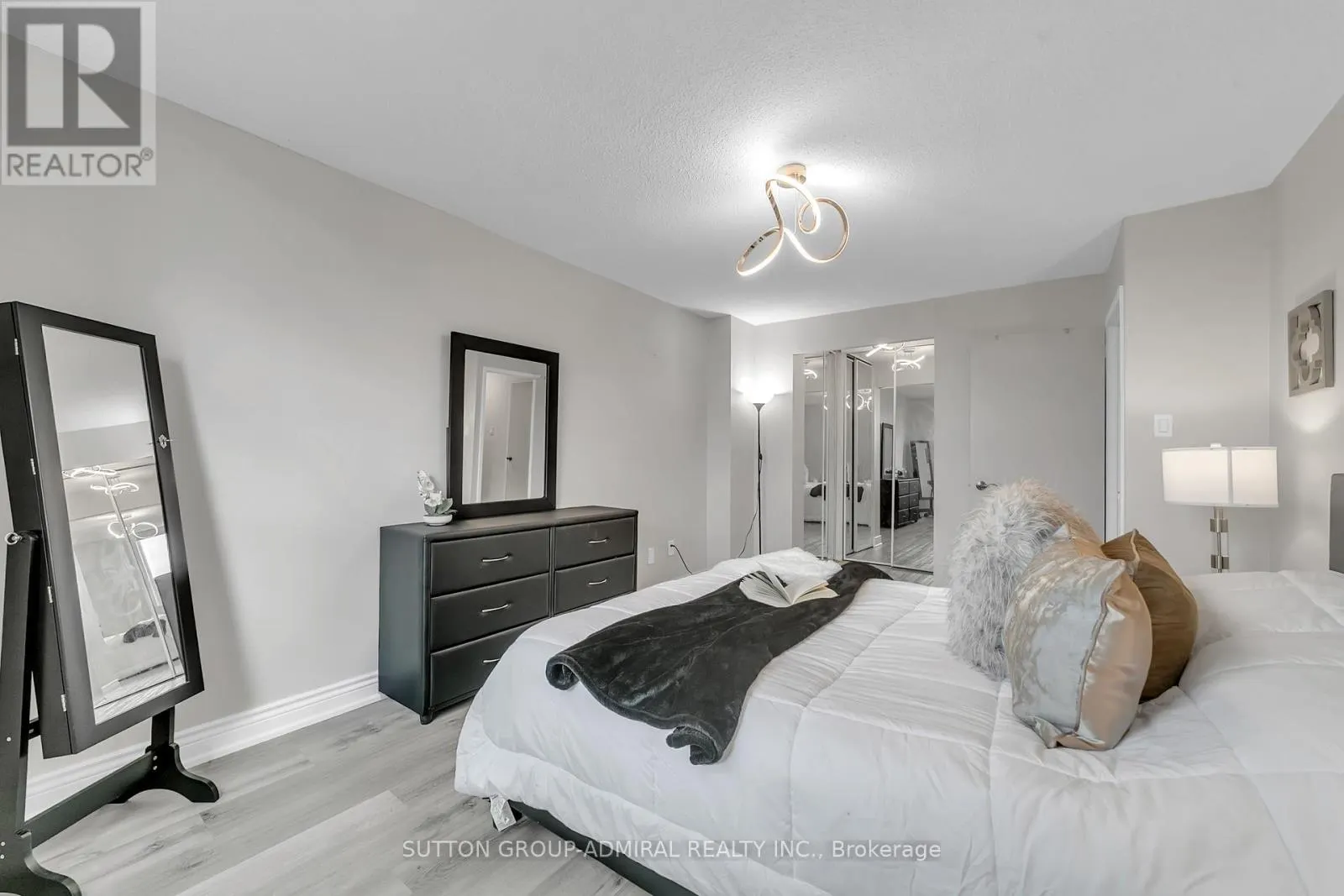 808 - 5 OLD SHEPPARD AVENUE