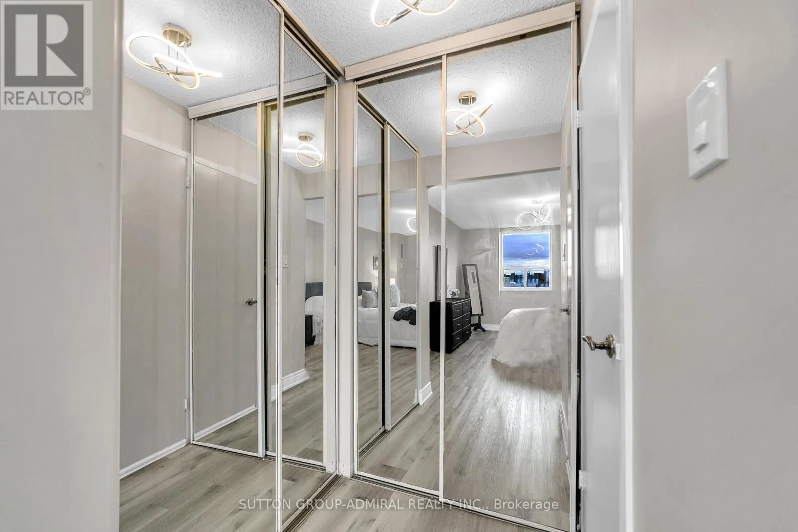 808 - 5 OLD SHEPPARD AVENUE