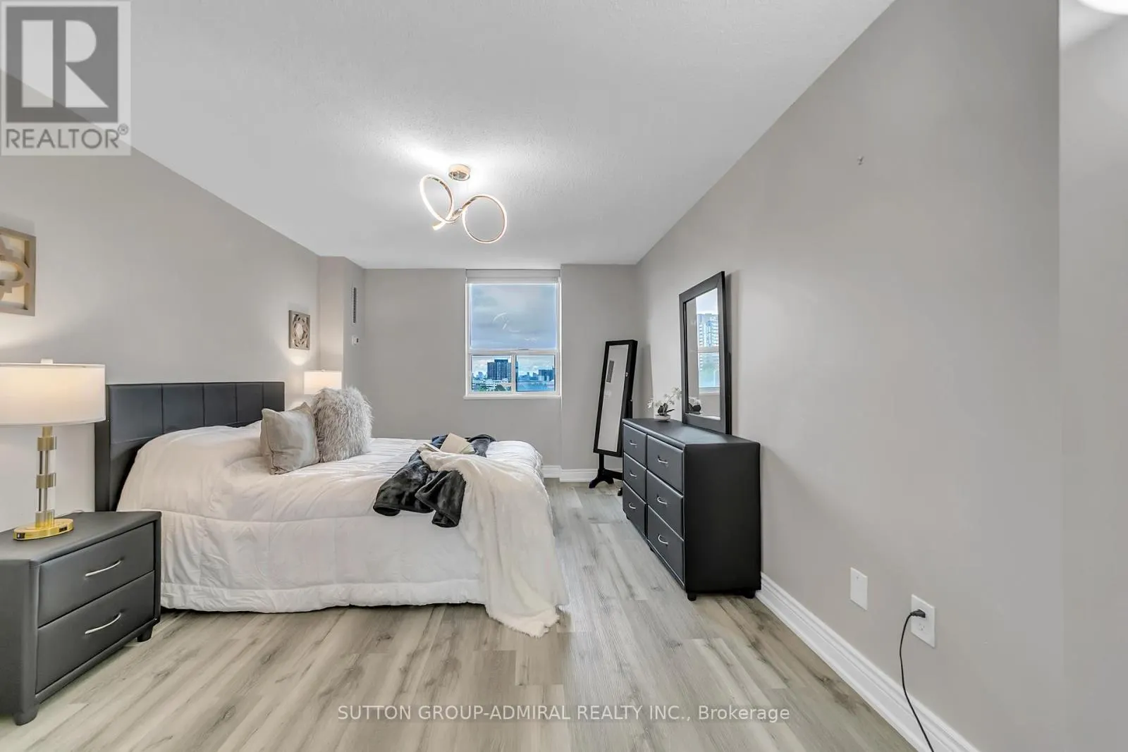 808 - 5 OLD SHEPPARD AVENUE