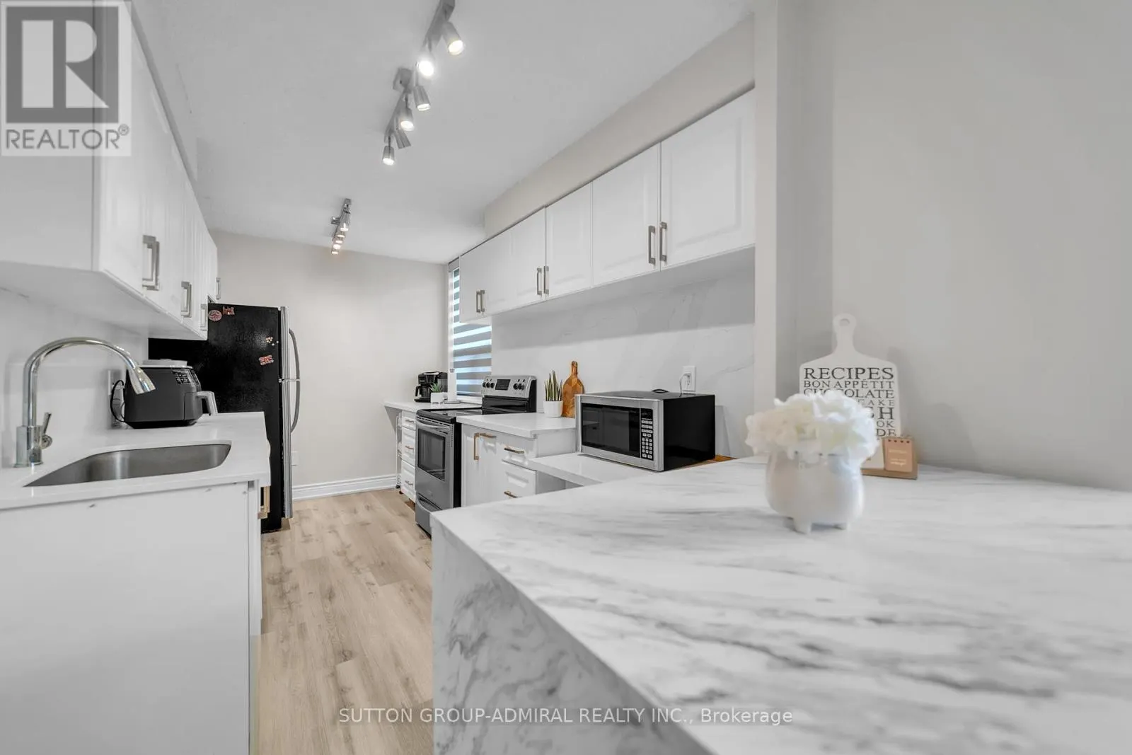 808 - 5 OLD SHEPPARD AVENUE