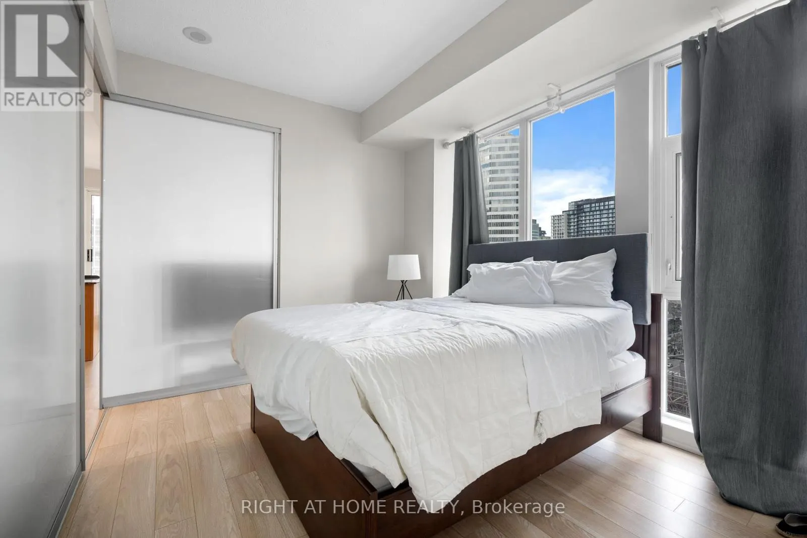 1809 - 220 VICTORIA STREET