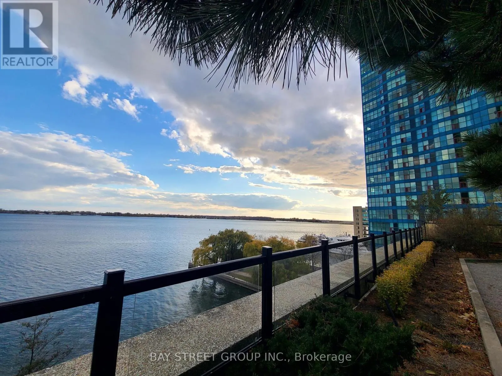 1305 - 65 HARBOUR SQUARE