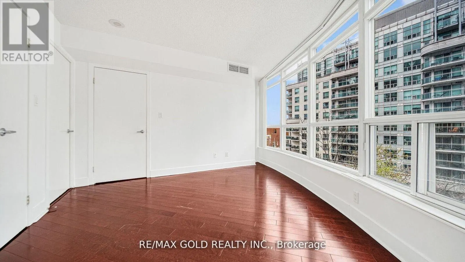509 - 550 QUEENS QUAY W