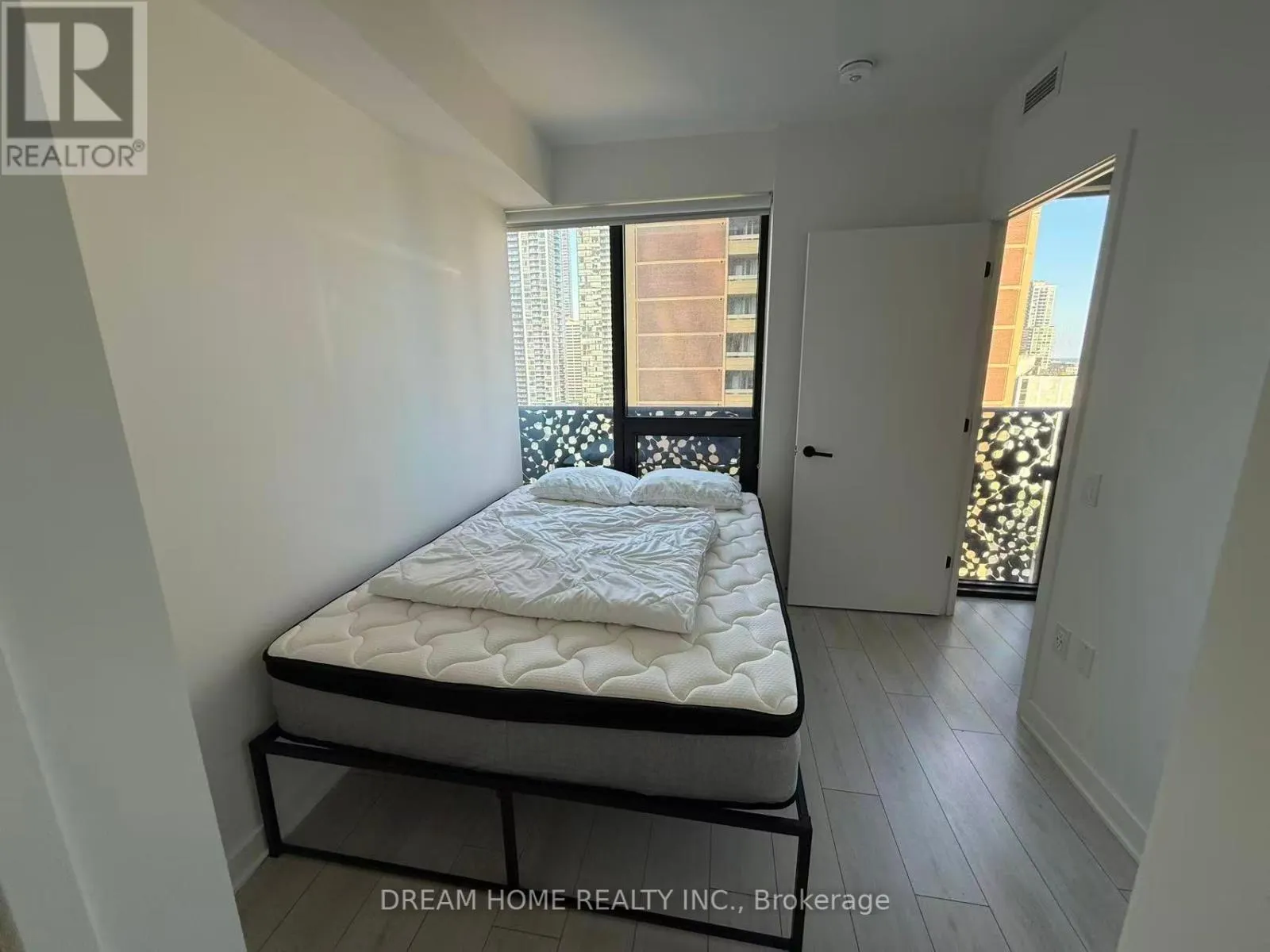 1413 - 55 CHARLES STREET E
