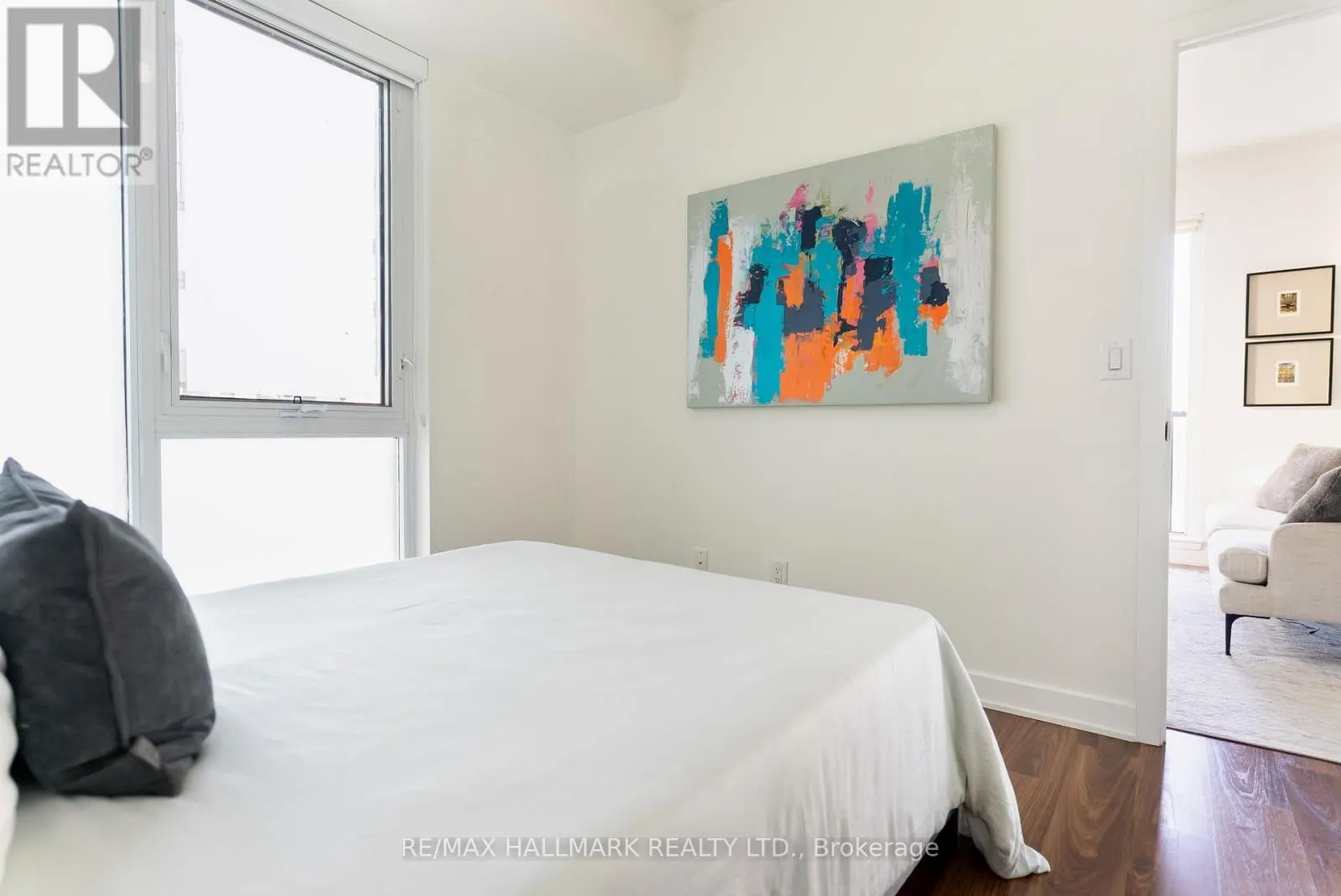 813 - 260 SACKVILLE STREET