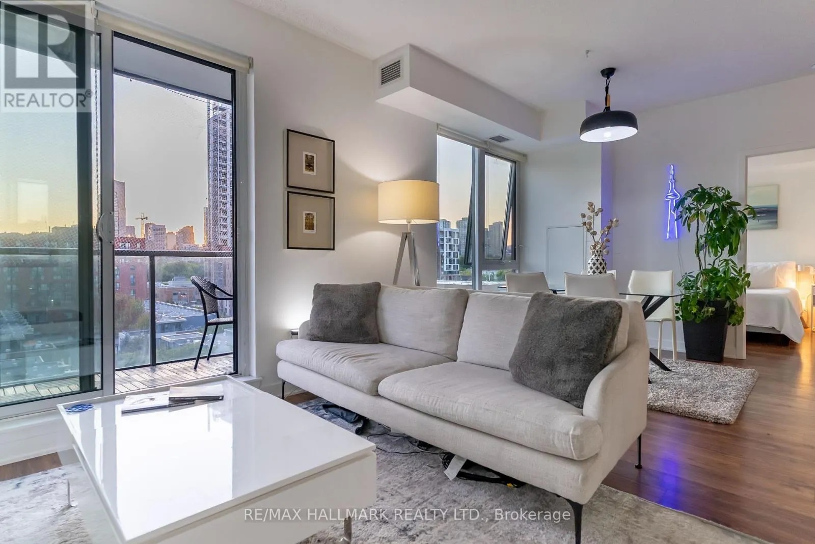 813 - 260 SACKVILLE STREET