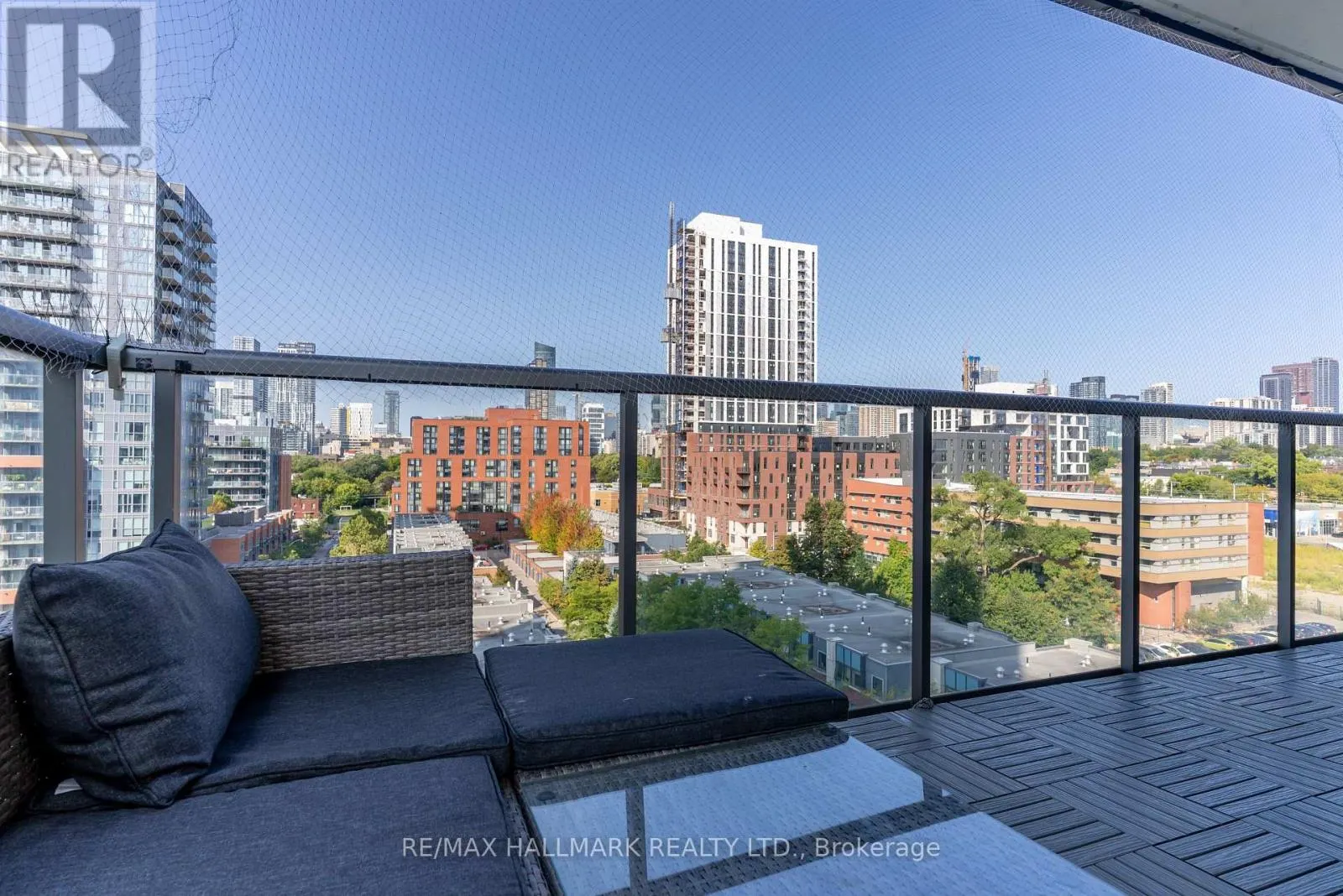 813 - 260 SACKVILLE STREET