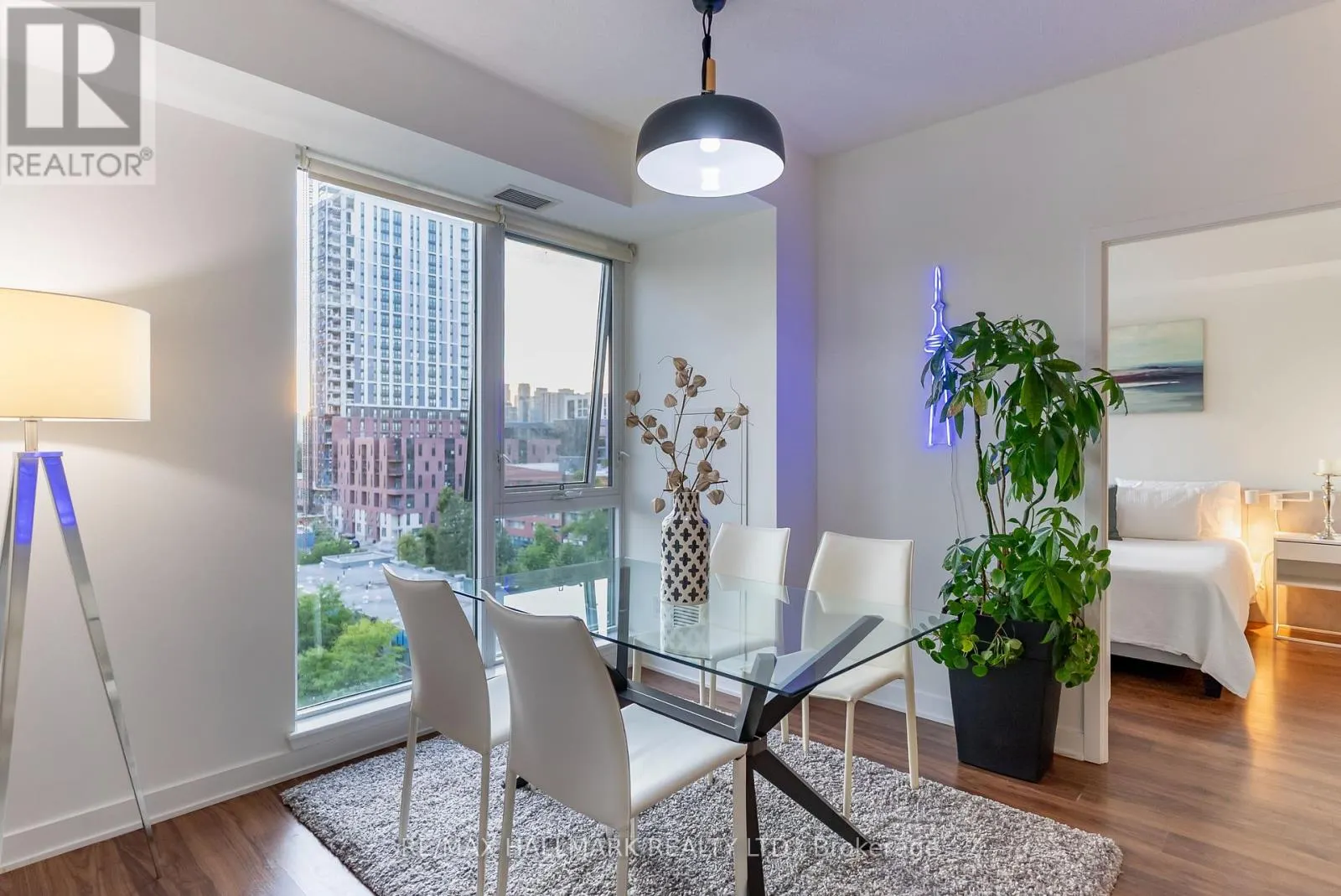 813 - 260 SACKVILLE STREET