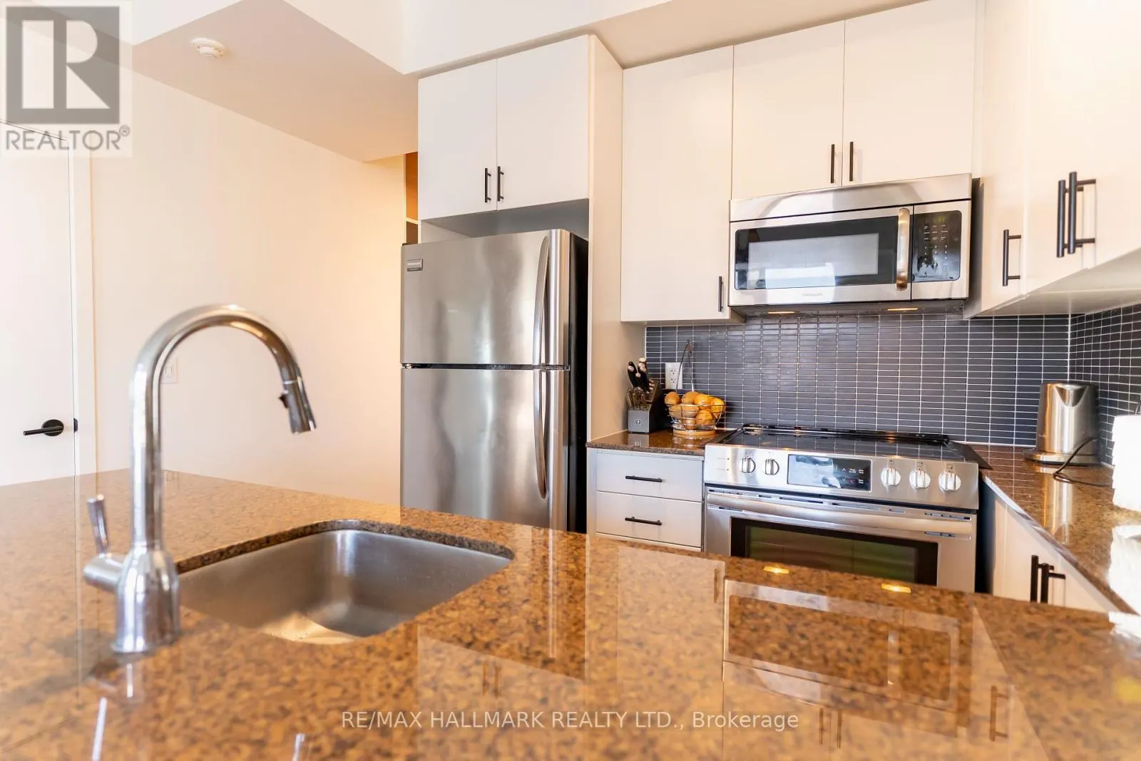 813 - 260 SACKVILLE STREET