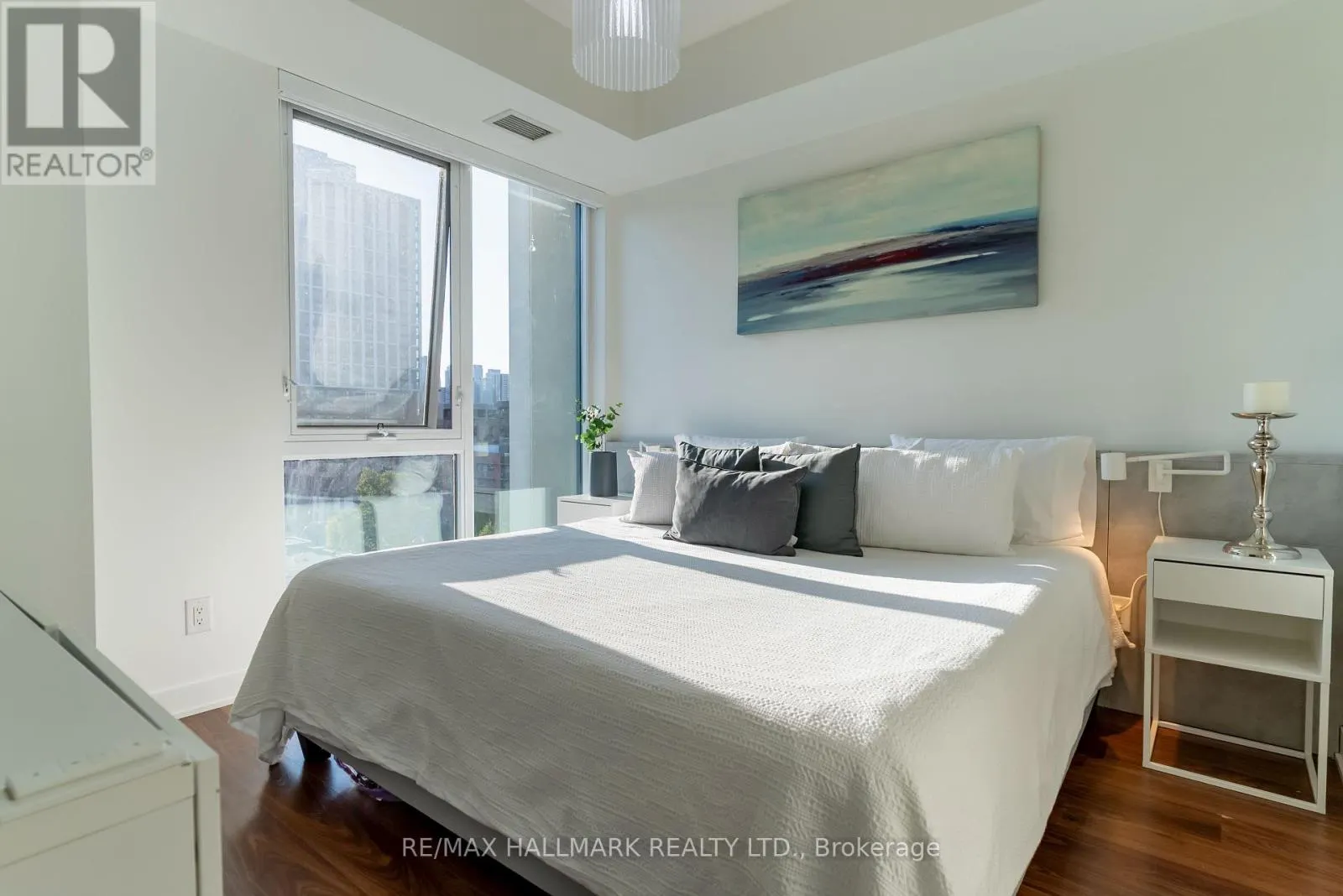813 - 260 SACKVILLE STREET