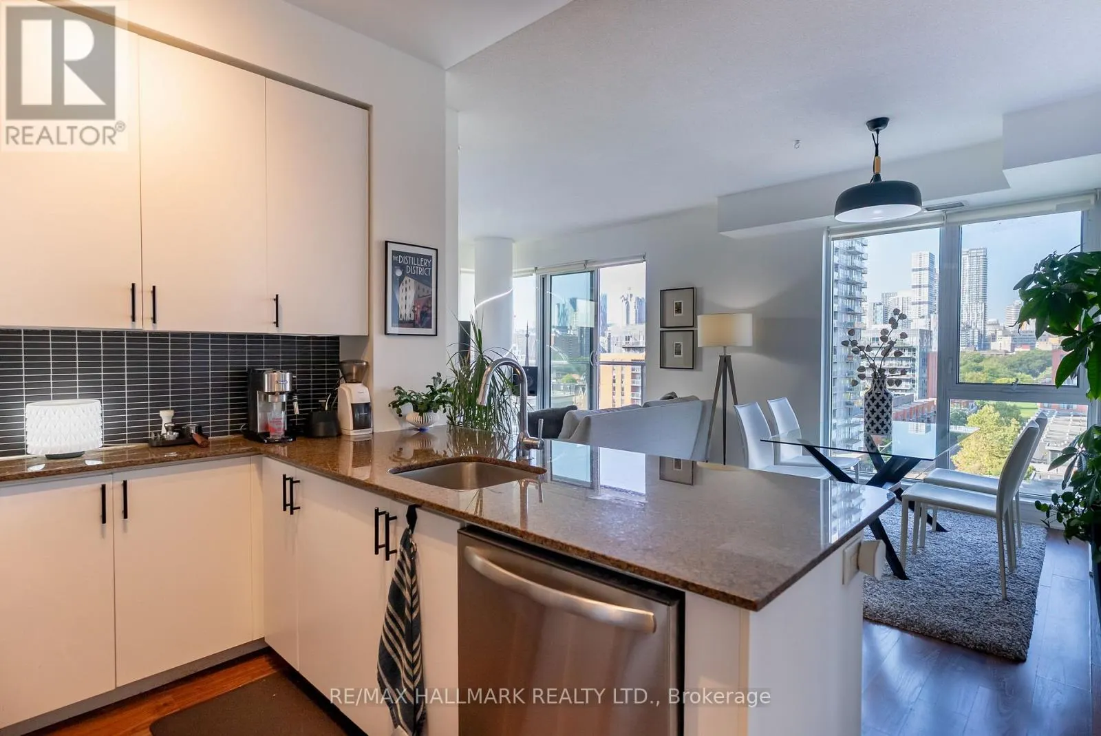 813 - 260 SACKVILLE STREET