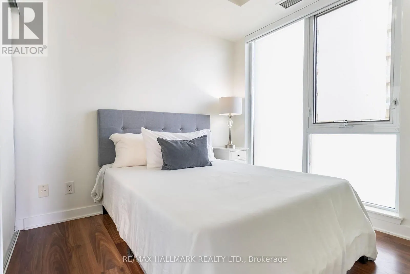 813 - 260 SACKVILLE STREET