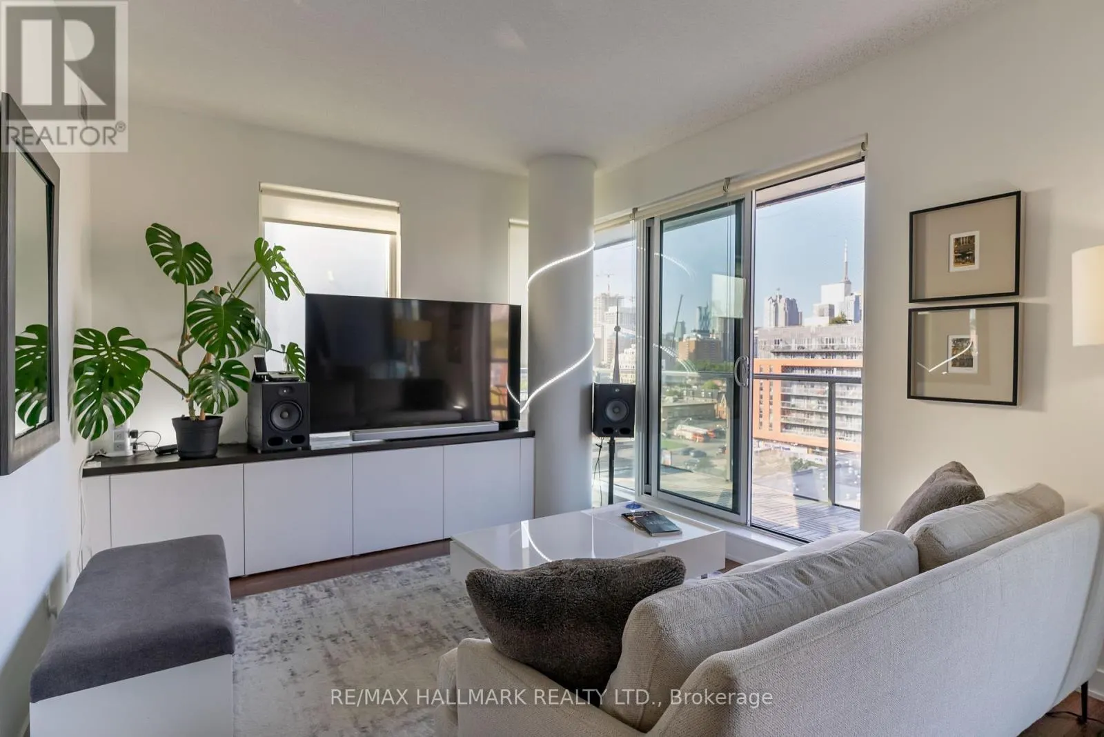 813 - 260 SACKVILLE STREET