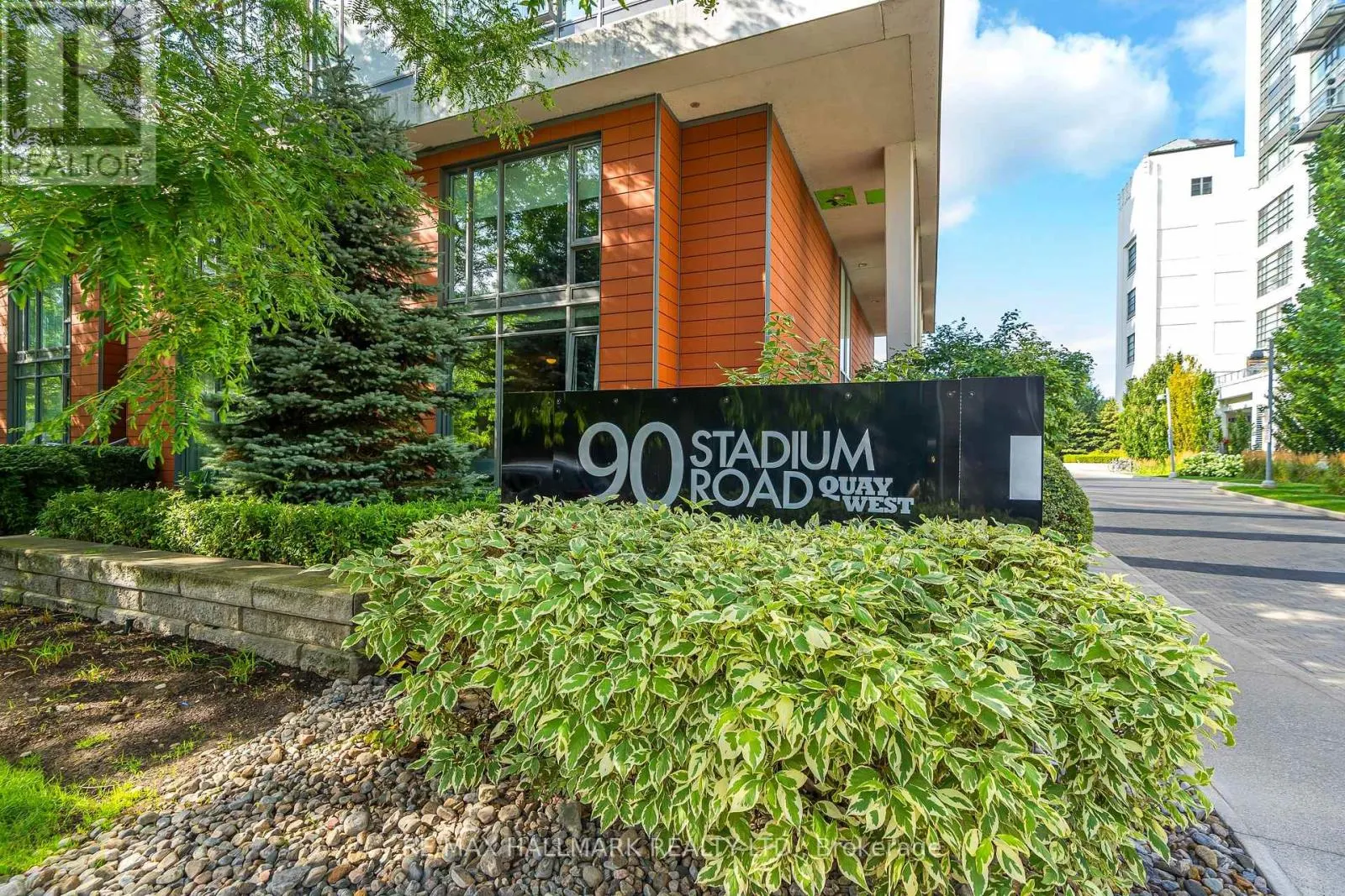 919 - 90 STADIUM ROAD
