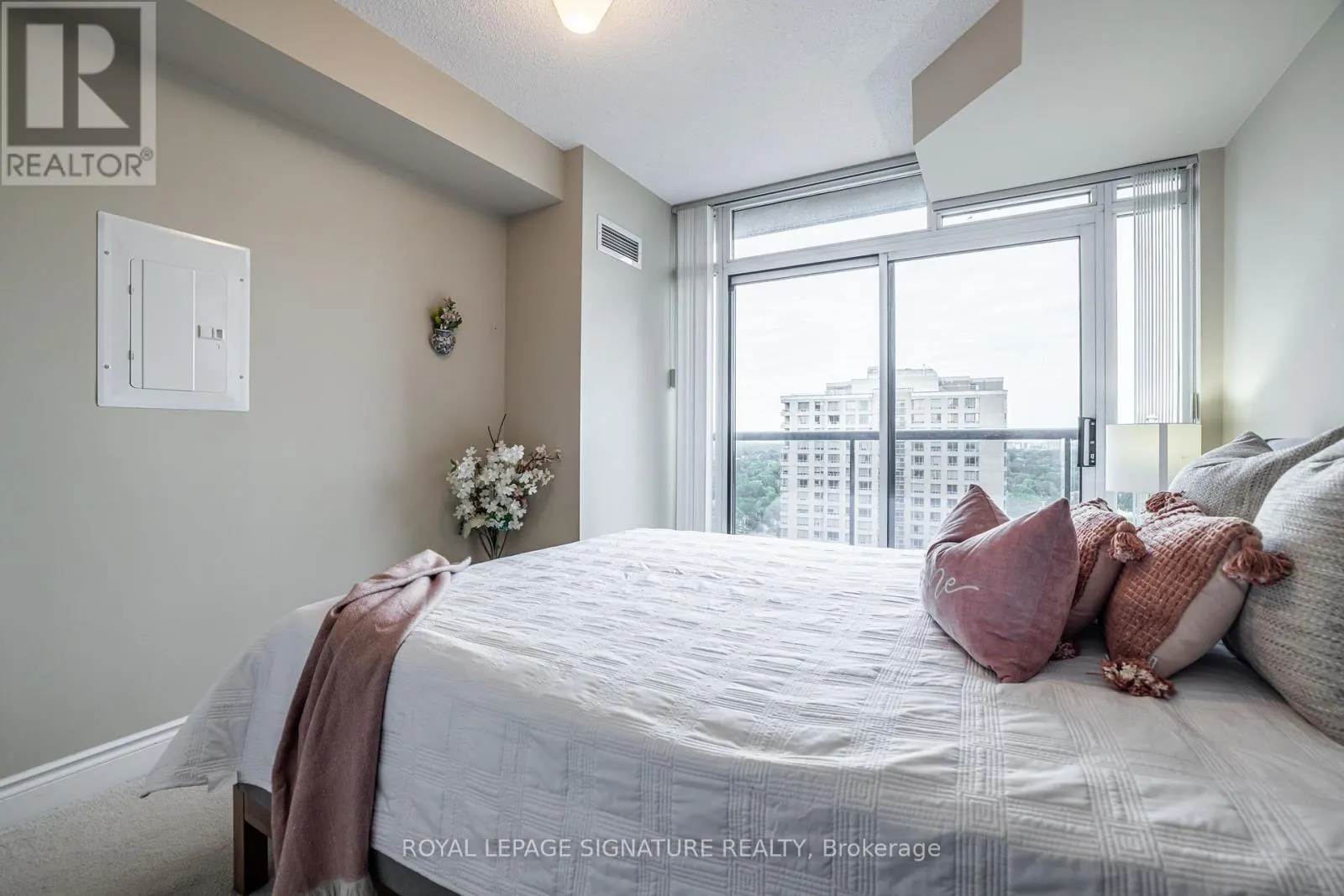 1806 - 10 NORTHTOWN WAY