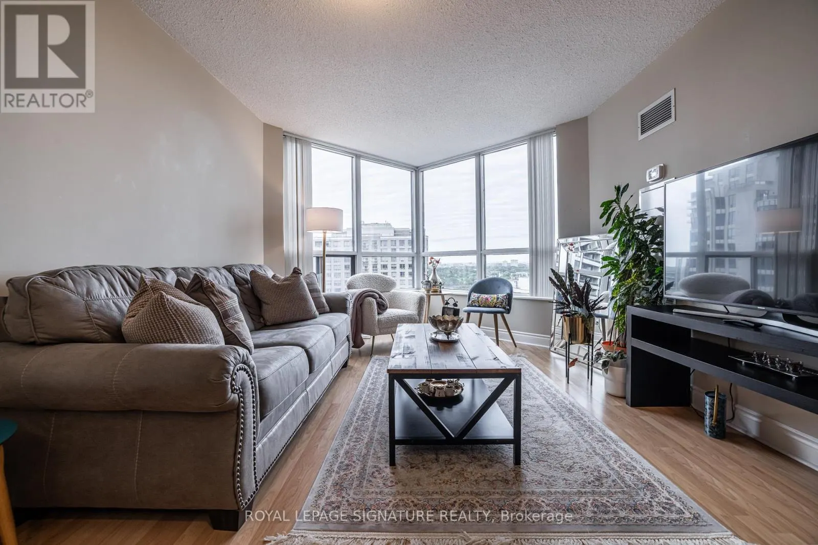 1806 - 10 NORTHTOWN WAY