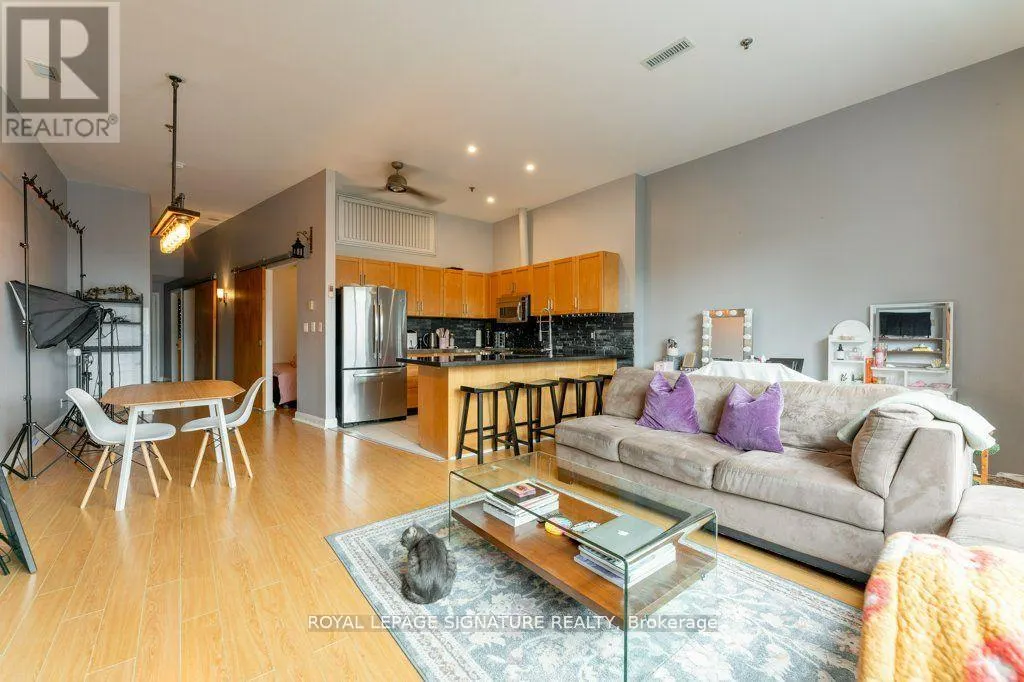 801 - 700 KING STREET W