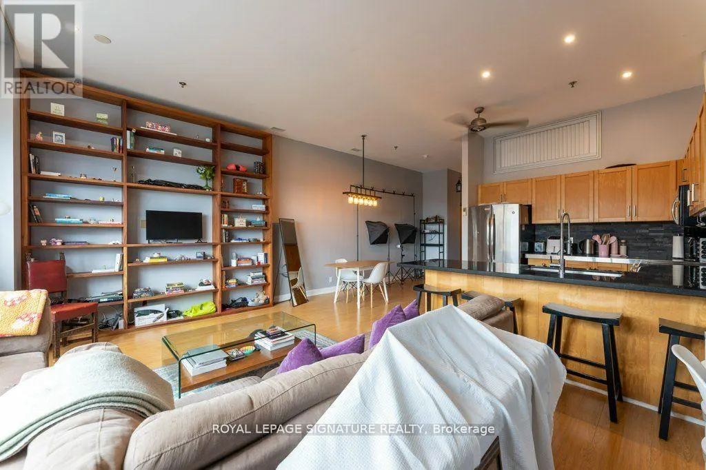 801 - 700 KING STREET W