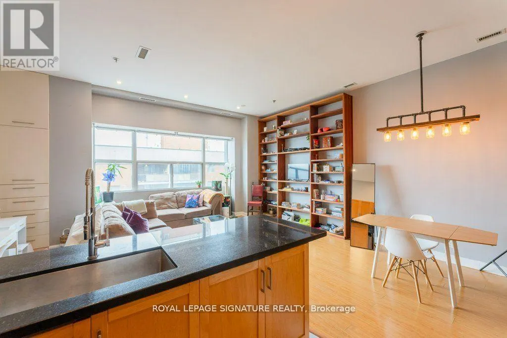 801 - 700 KING STREET W