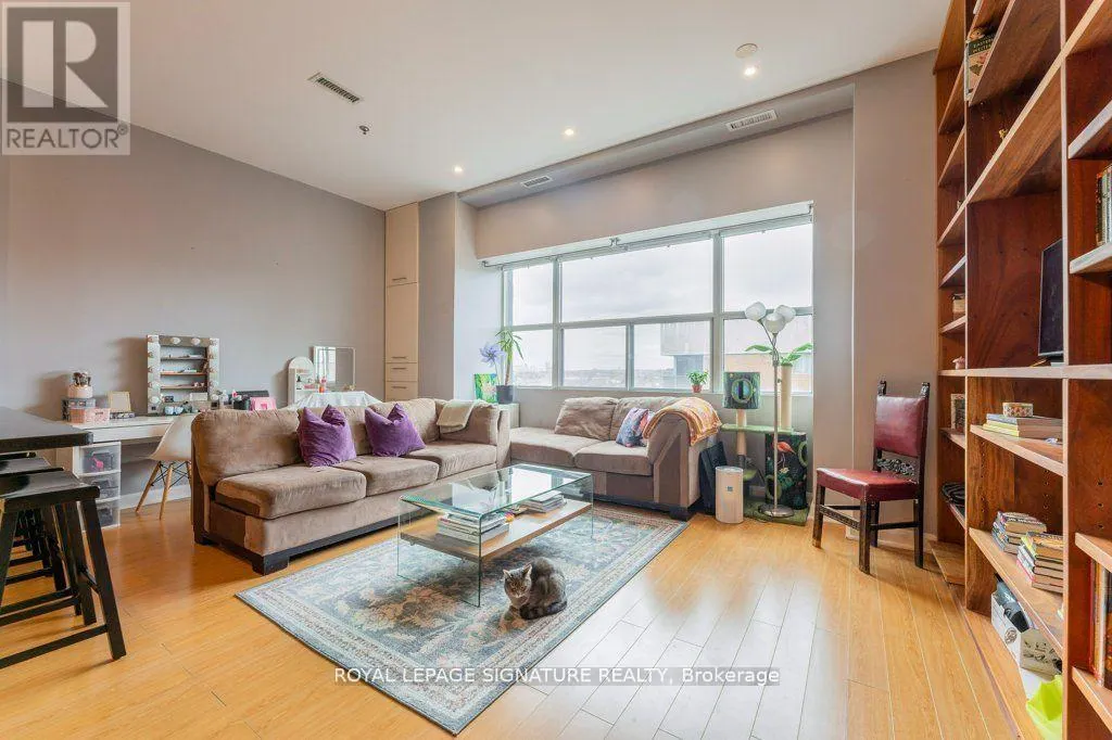 801 - 700 KING STREET W