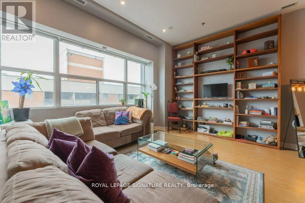 801 - 700 KING STREET W