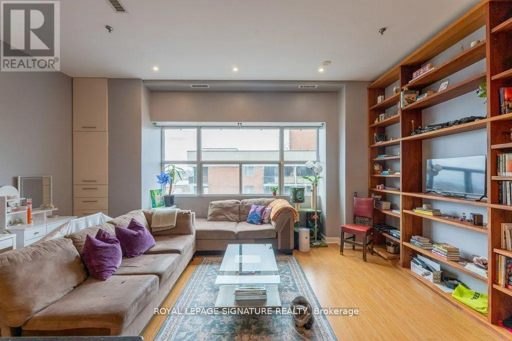 801 - 700 KING STREET W