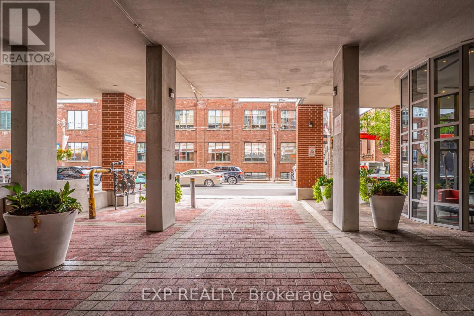PH14 - 255 RICHMOND STREET E