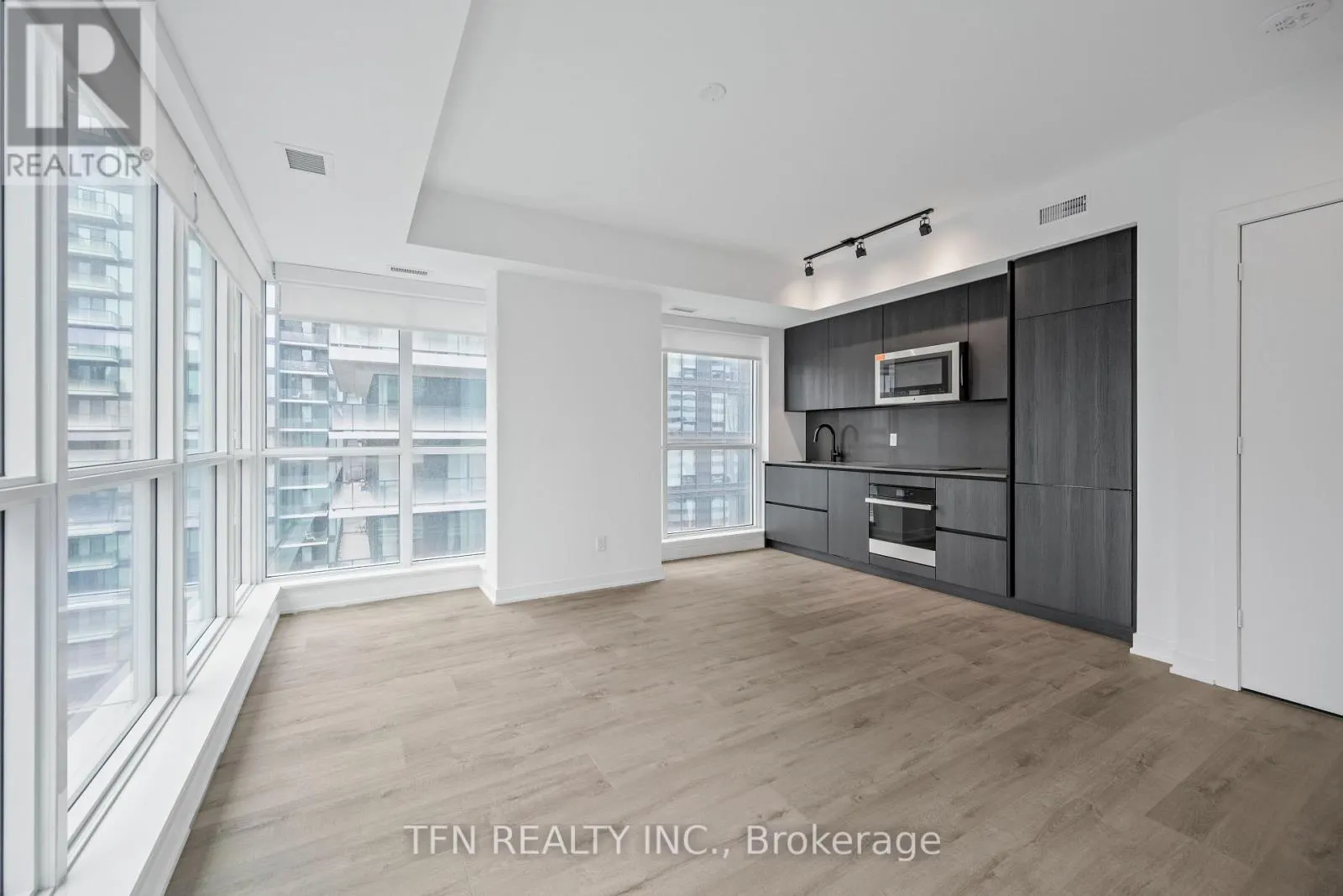 3703 - 327 KING STREET W
