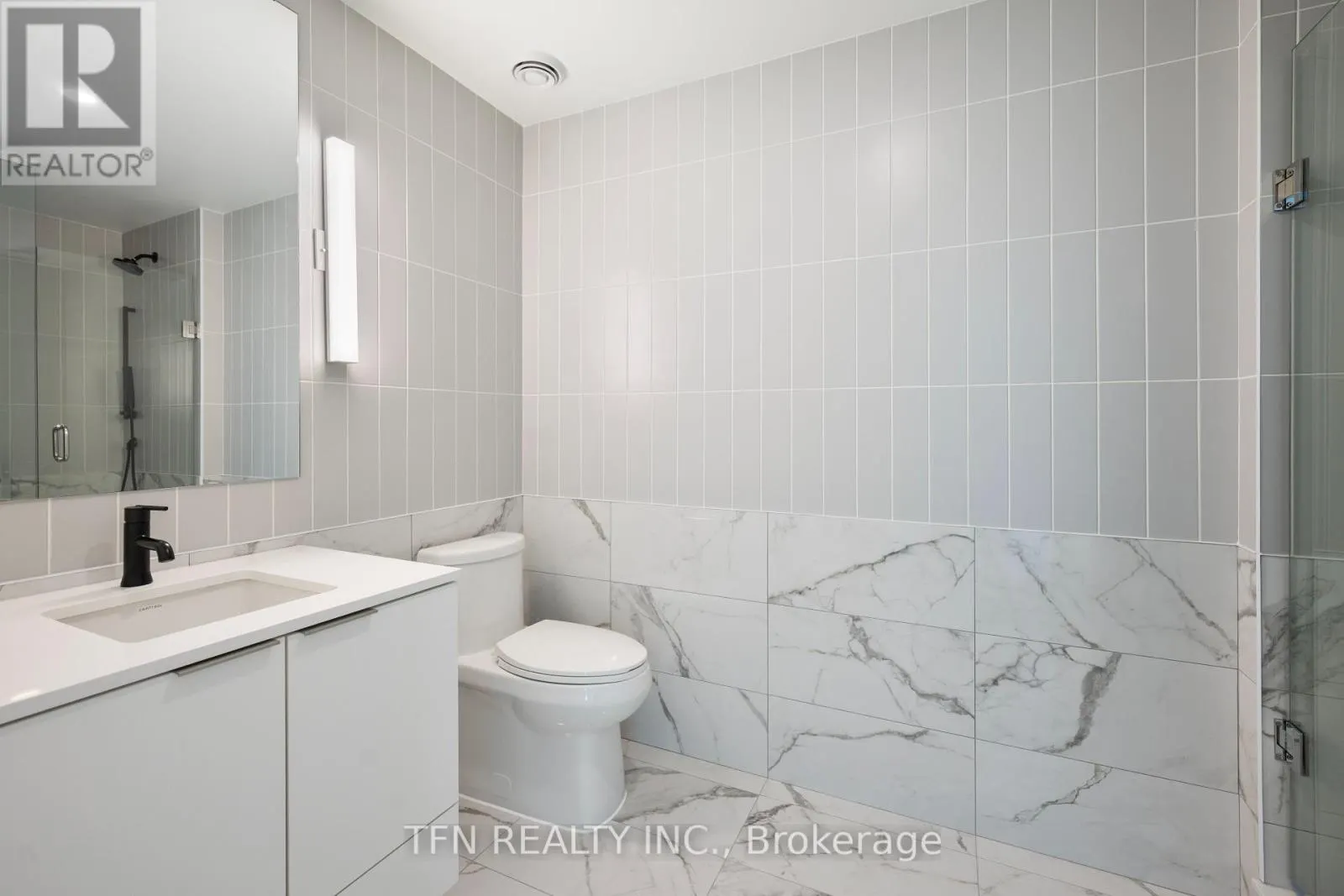 4704 - 327 KING STREET W