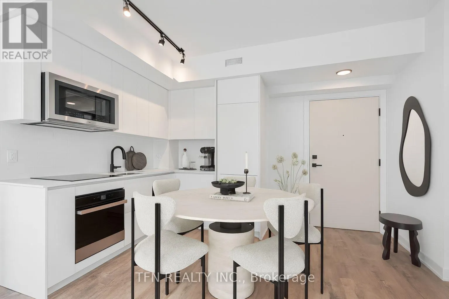 4704 - 327 KING STREET W