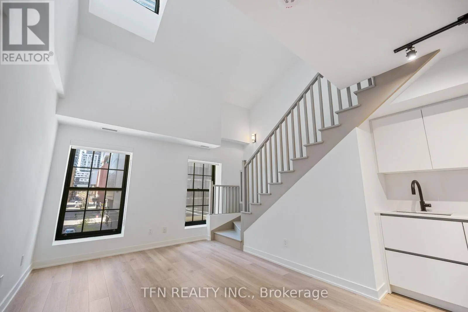306 - 327 KING STREET W