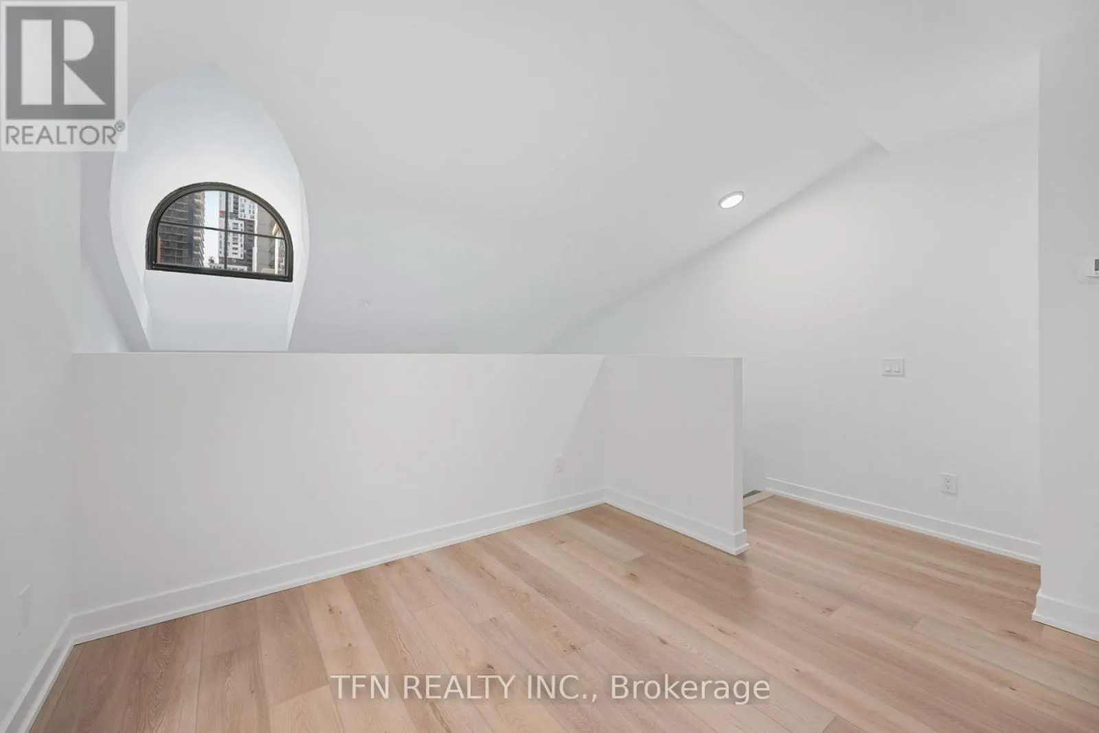 306 - 327 KING STREET W