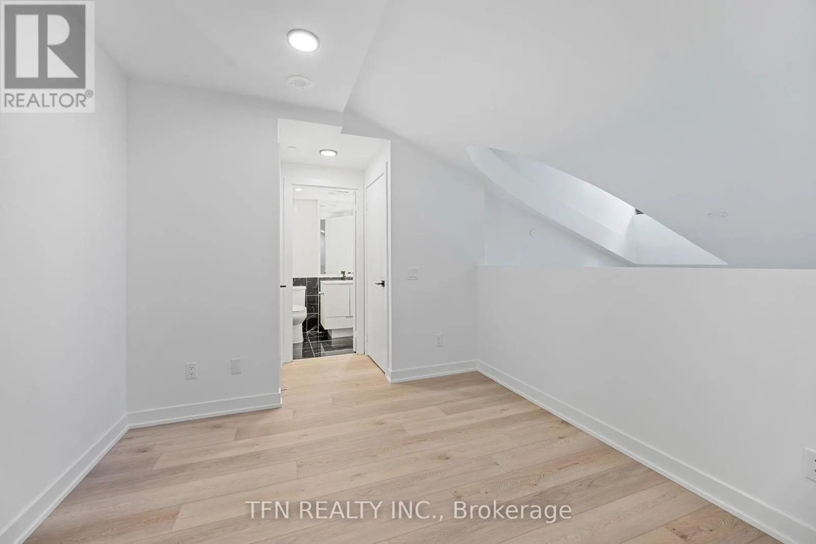 306 - 327 KING STREET W