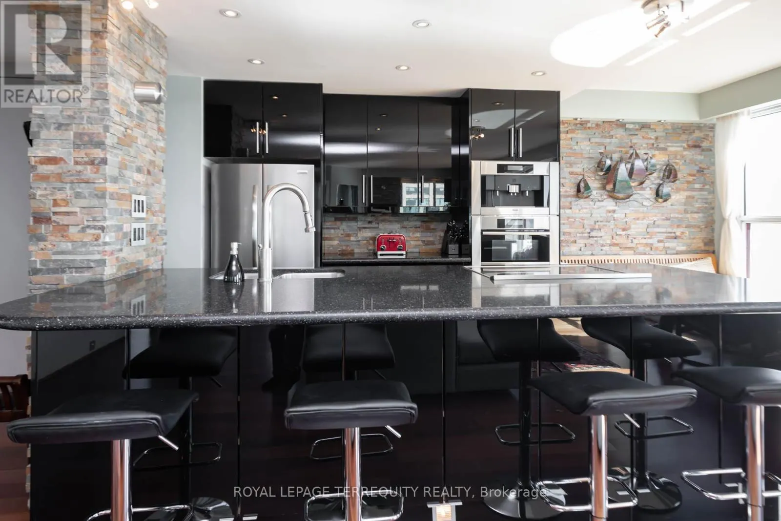 708 ST - 99 HARBOUR SQUARE
