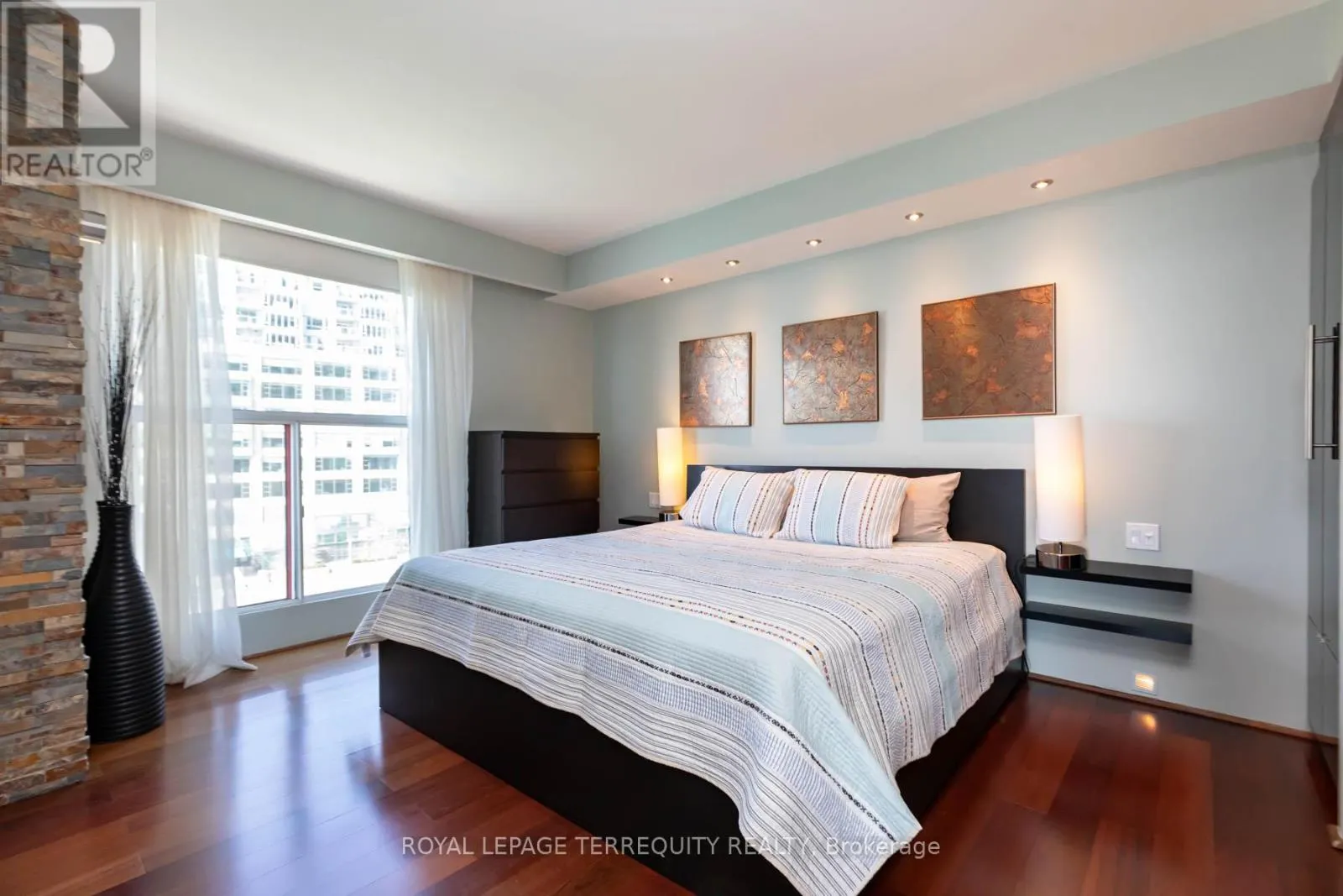 708 ST - 99 HARBOUR SQUARE