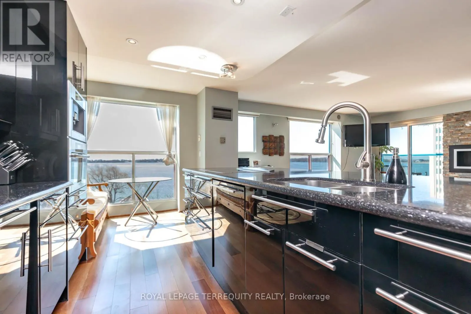 708 ST - 99 HARBOUR SQUARE