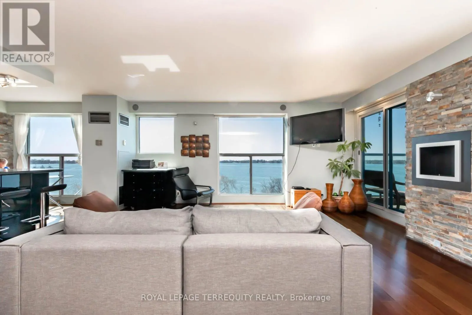 708 ST - 99 HARBOUR SQUARE
