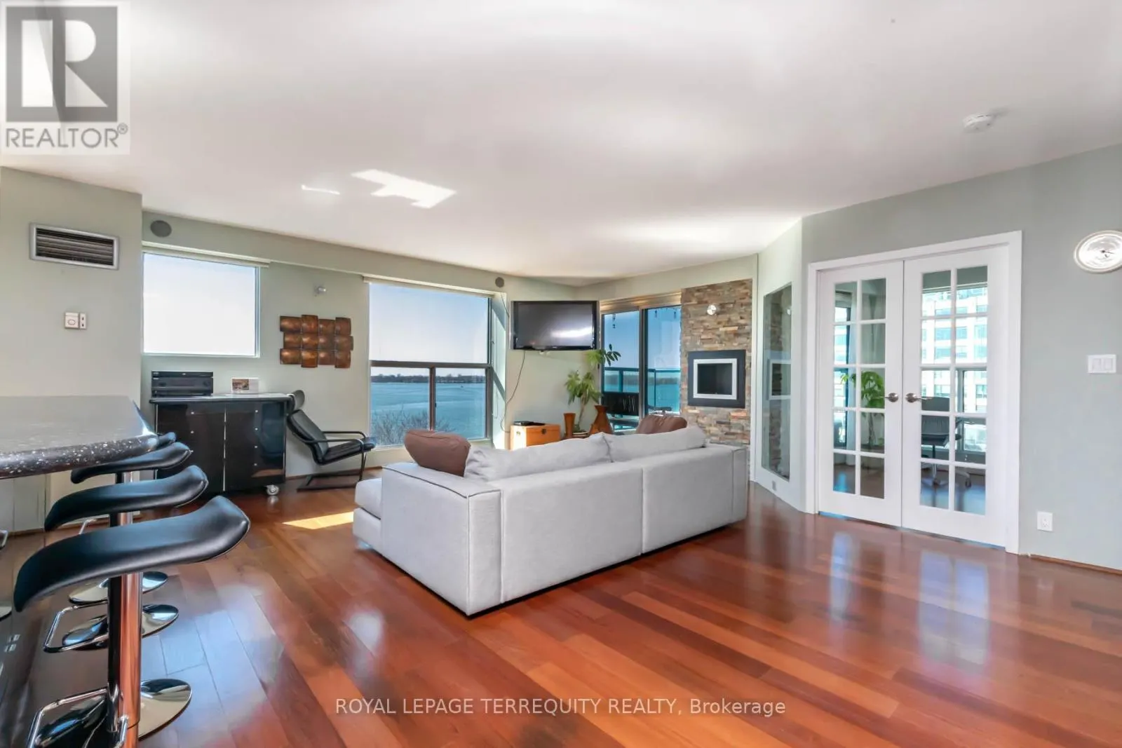 708 ST - 99 HARBOUR SQUARE