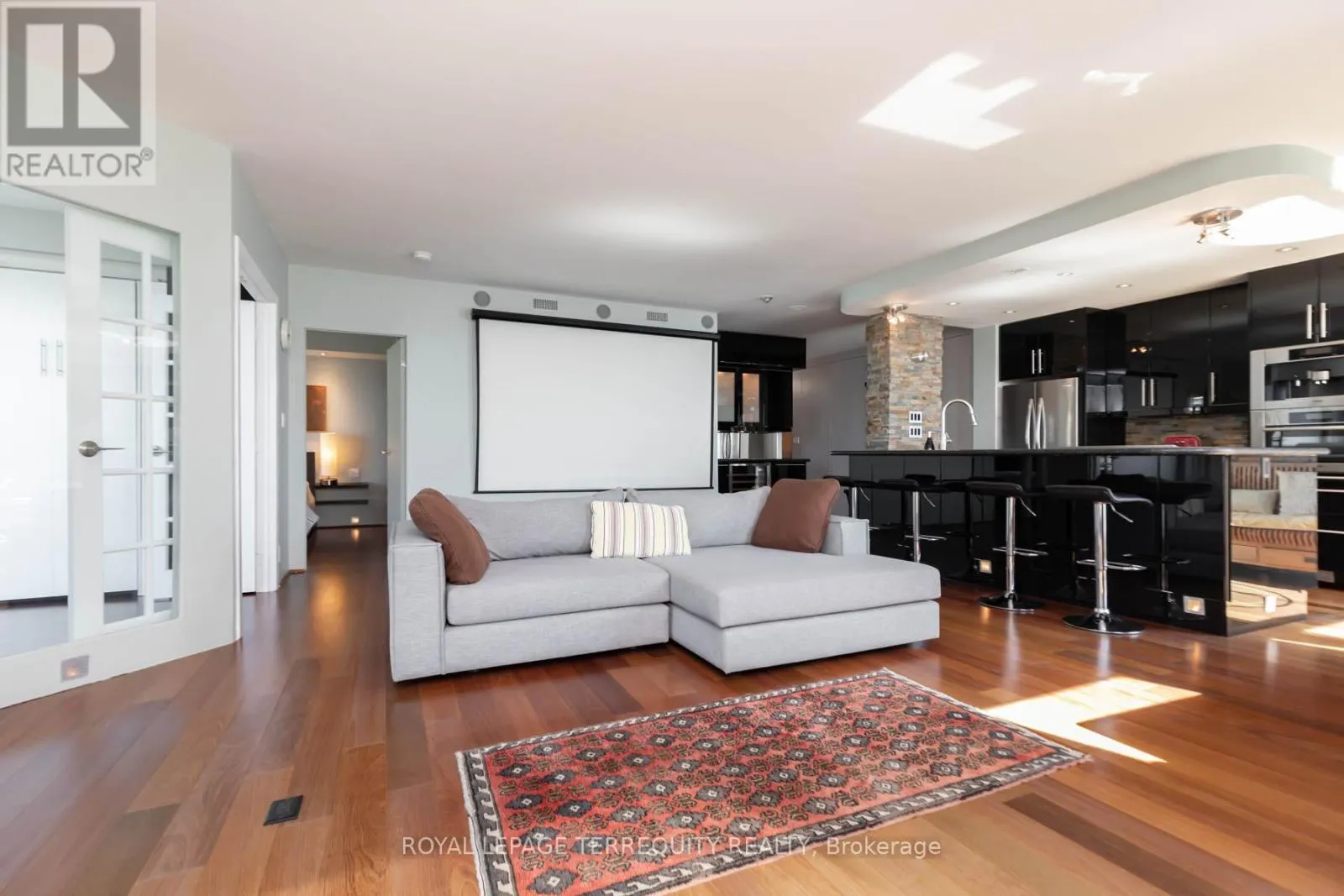 708 ST - 99 HARBOUR SQUARE